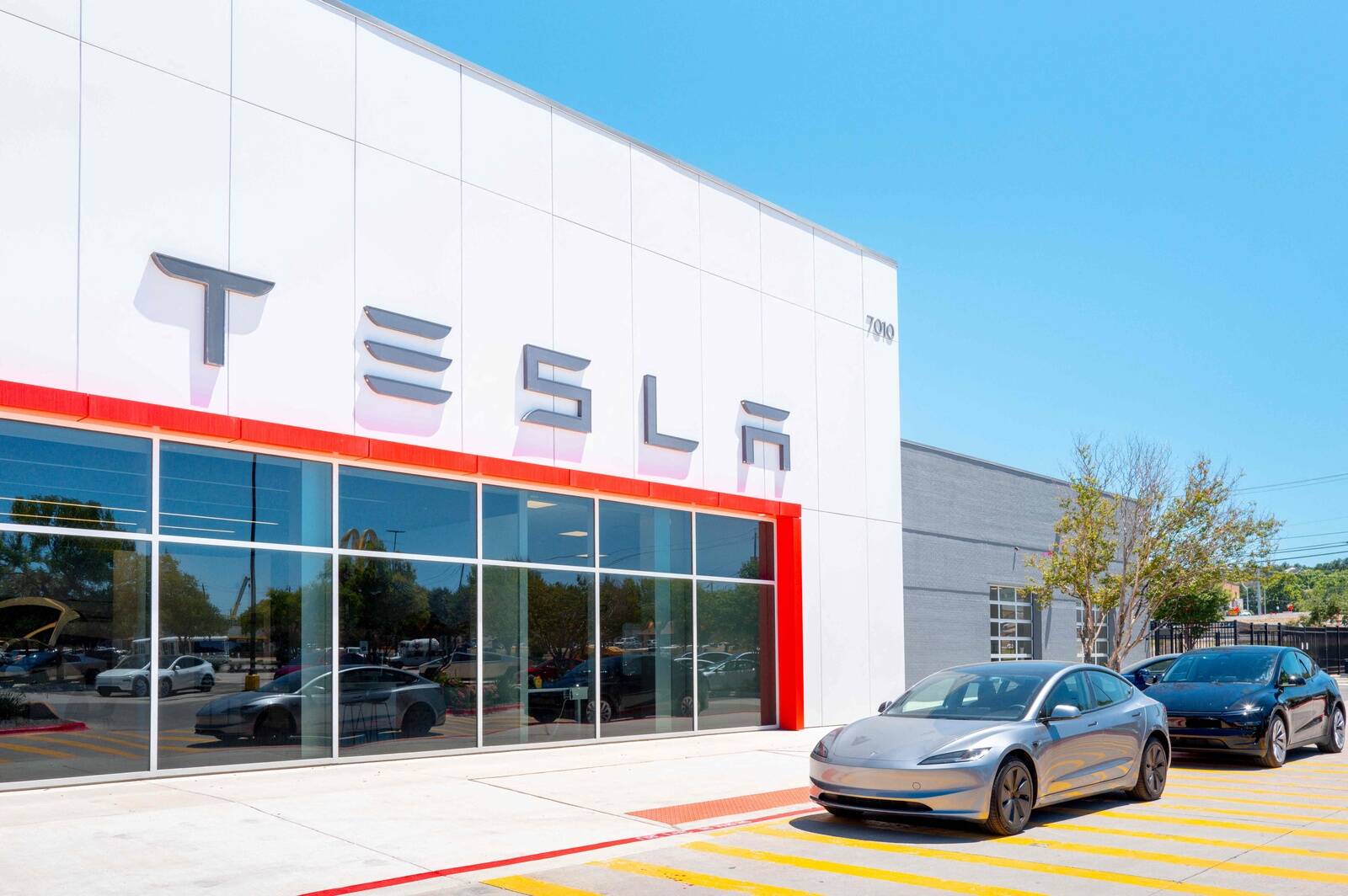 Падение продаж Tesla продолжается. Как тебе такое, Илон Маск?