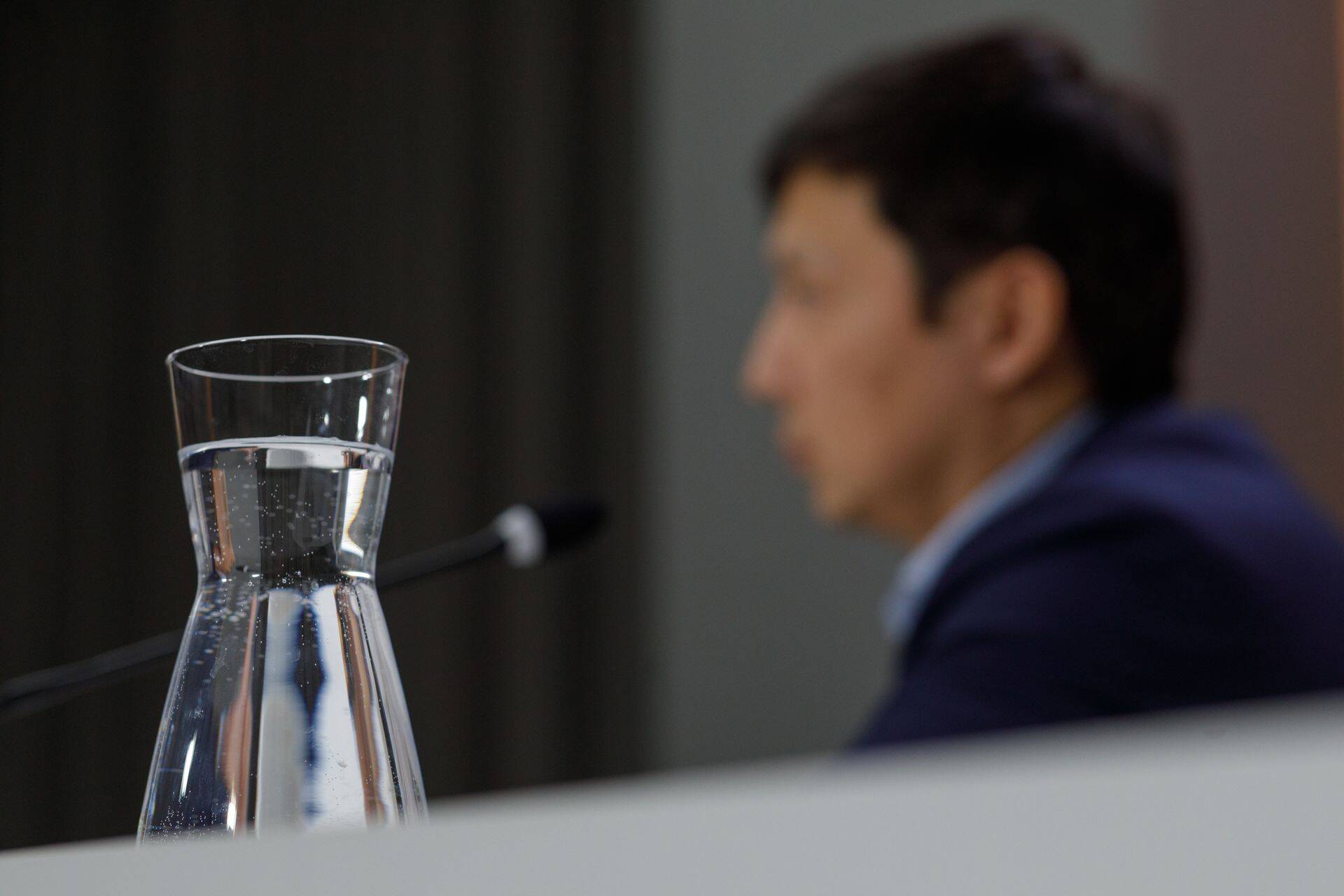 О сделке между United Utilities и Таллинном сообщили вчера на пресс-конференции. На фото мэр Таллинна Михаил Кылварт и графин с водой Tallinna Vesi.