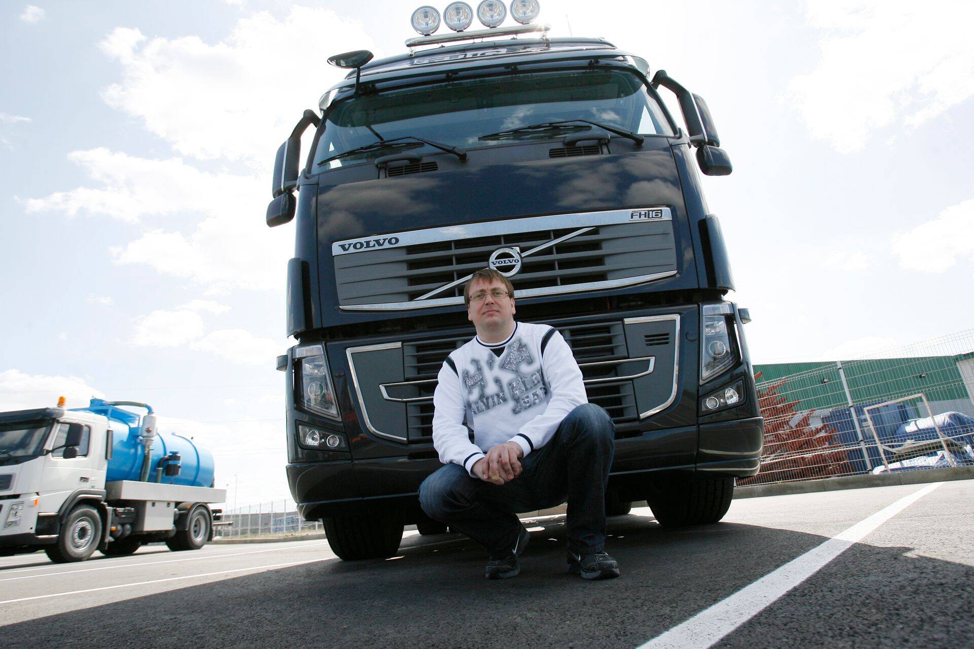 Applaford ES Transport & Logistics OÜ juht ja osanik Raivo Nirk 2009. aastal koos uue veomasinaga, mis ta ettevõttes peagi tööd alustas.