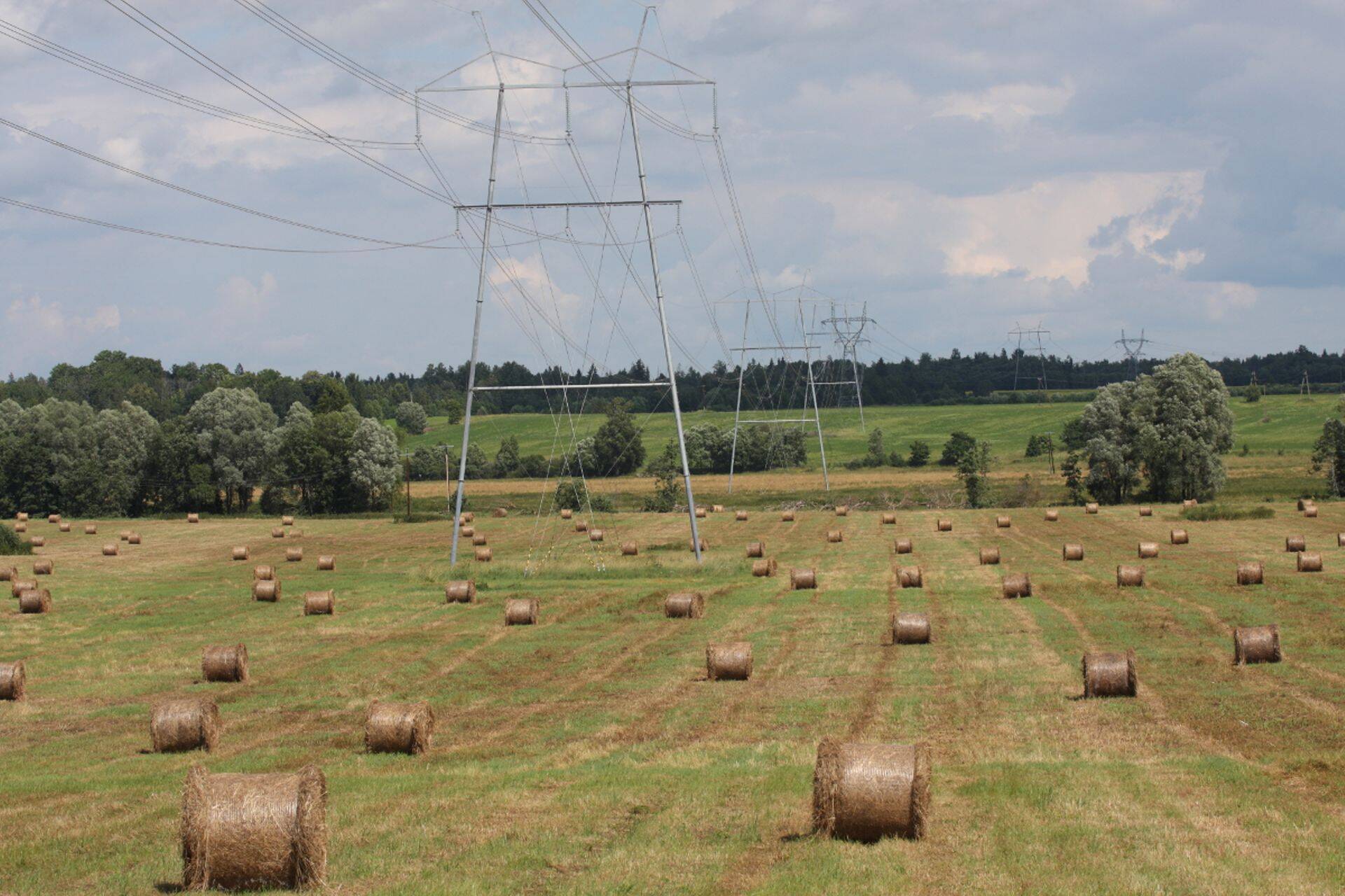 Illustreeriv foto 330/110-kilovoldisest ülekandeliinist.