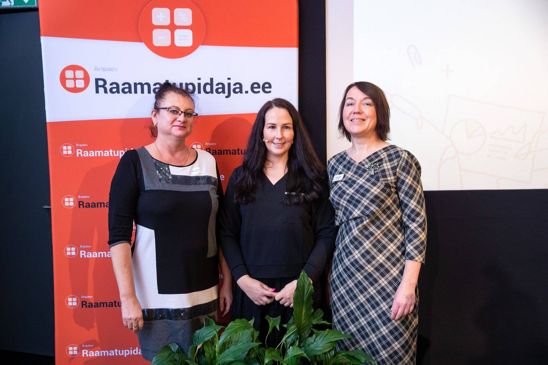 Paremalt: raamatupidaja.ee juht Mare Timian, konverentsi programmijuht Marianne Lõhmus ja raamatupidaja.ee toimetaja Külli Reino