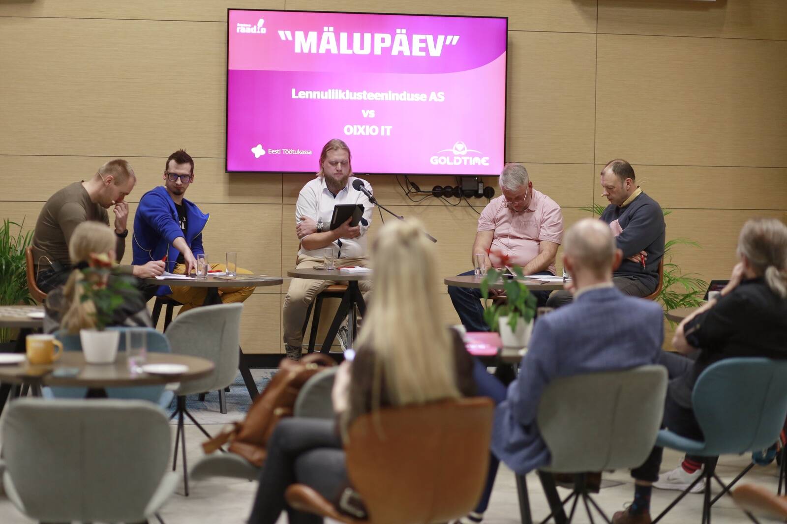 Mälumängu finaalsaate salvestus. Vasakult Lennuliiklusteenindus, saatejuht Janar Tiiroja ja OIXIO IT, kes mälumängu esimese hooaja võitis.