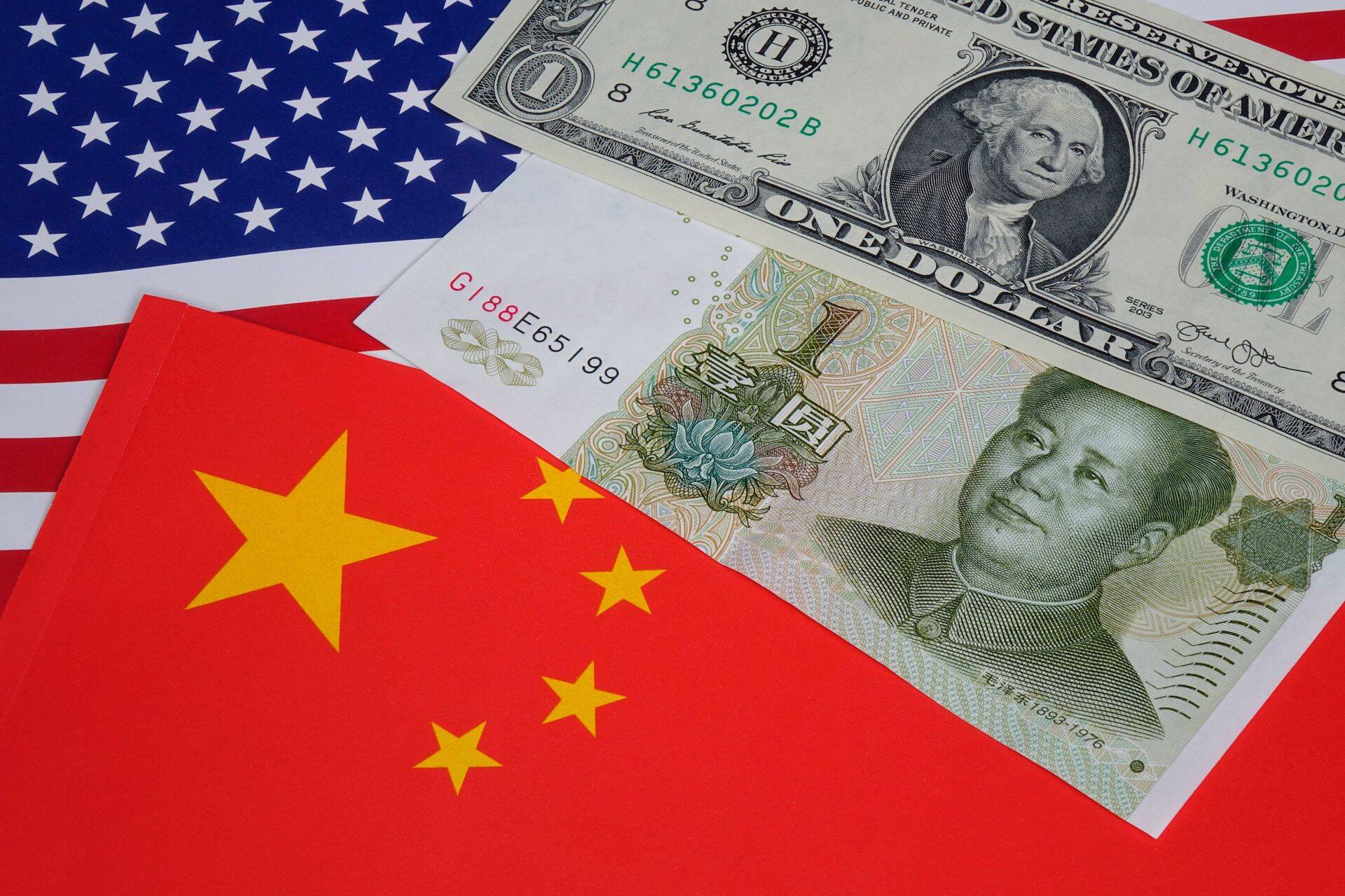Geldscheine auf Nationalfahnen Geldscheine auf Nationalfahnen 14.06.2019, Borkwalde, Brandenburg, Zwei Geldscheine liegen auf den Nationalfahnen der USA und Chinas. *** Banknotes on national flags Banknotes on national flags 14 06 2019, Borkwalde, Brandenburg, Two banknotes are on the national flags of the USA and China