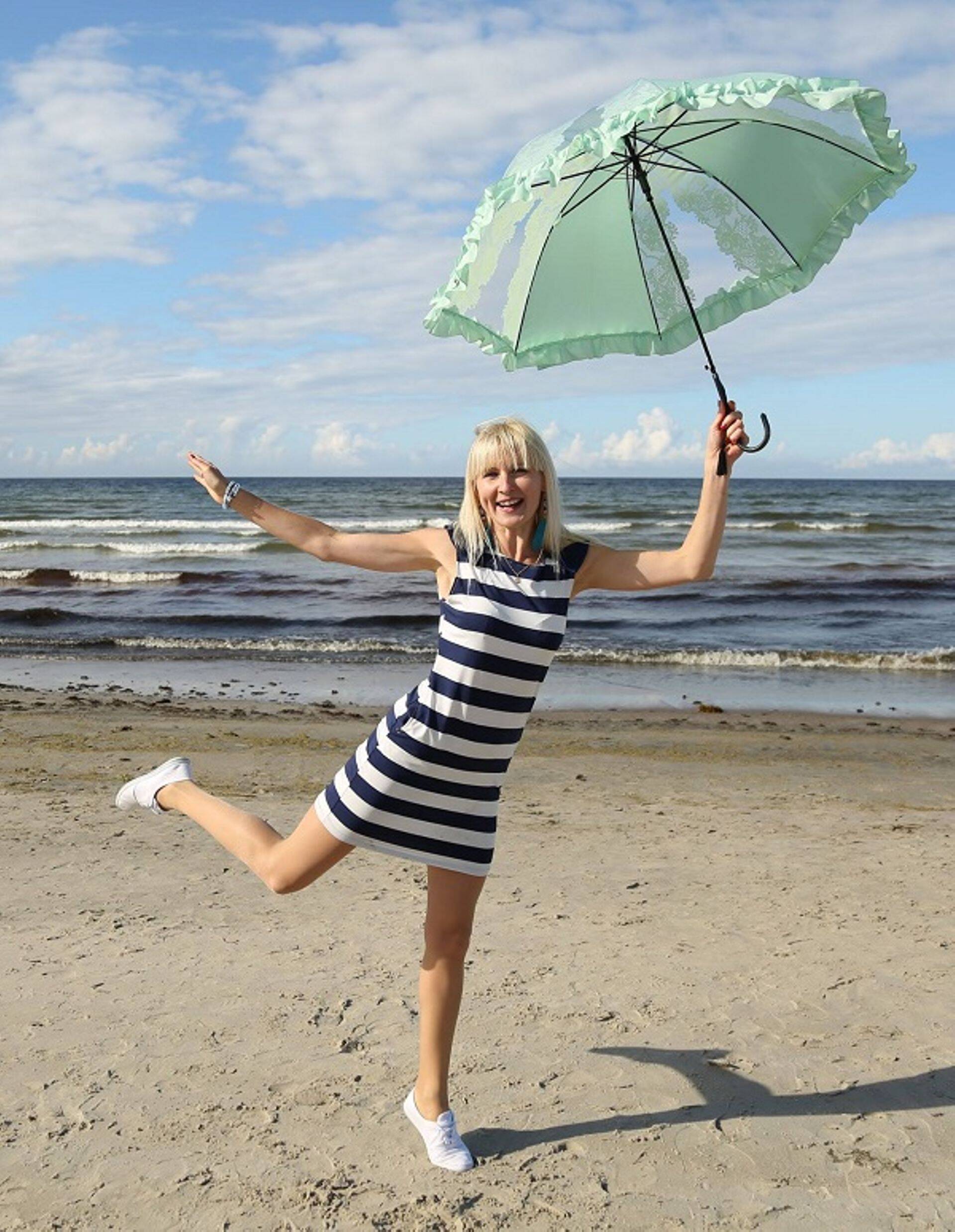 Reelika on pärit väikesestkülast Kõmmastest,mis asub 50 km kauguselTallinnast. Pärast põhikoolilõppu kolis ta pealinnaning elab siiamaani õnnelikultkoos oma keskkooliaegsearmastusega. Pereskasvab kaks tütart.