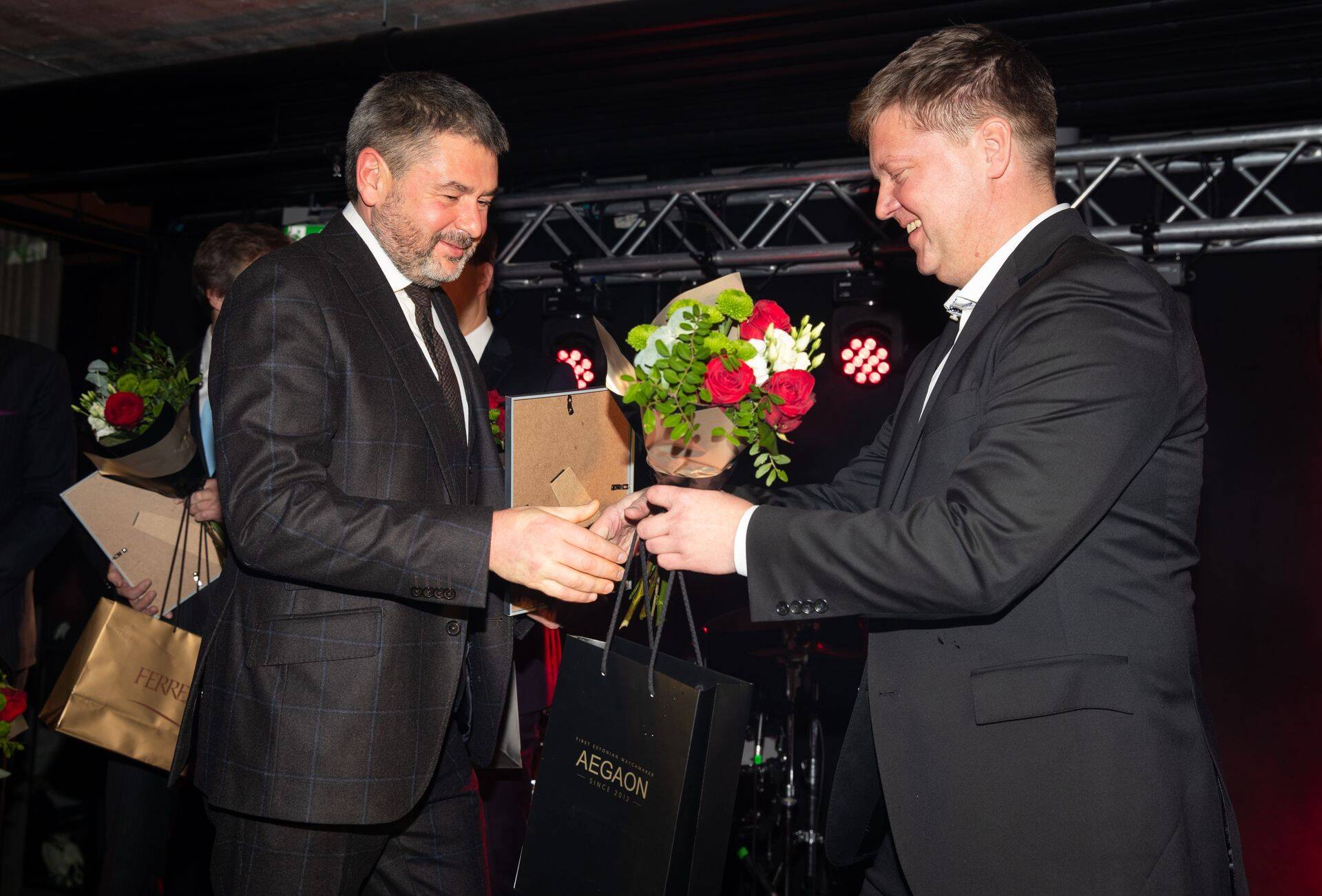 Skinest Rail on Eestis tunnustatud firma. Ettevõtte juht Oleg Ossinovski Äripäeva 2018. aasta TOP 100 galal auhinda vastu võtmas.