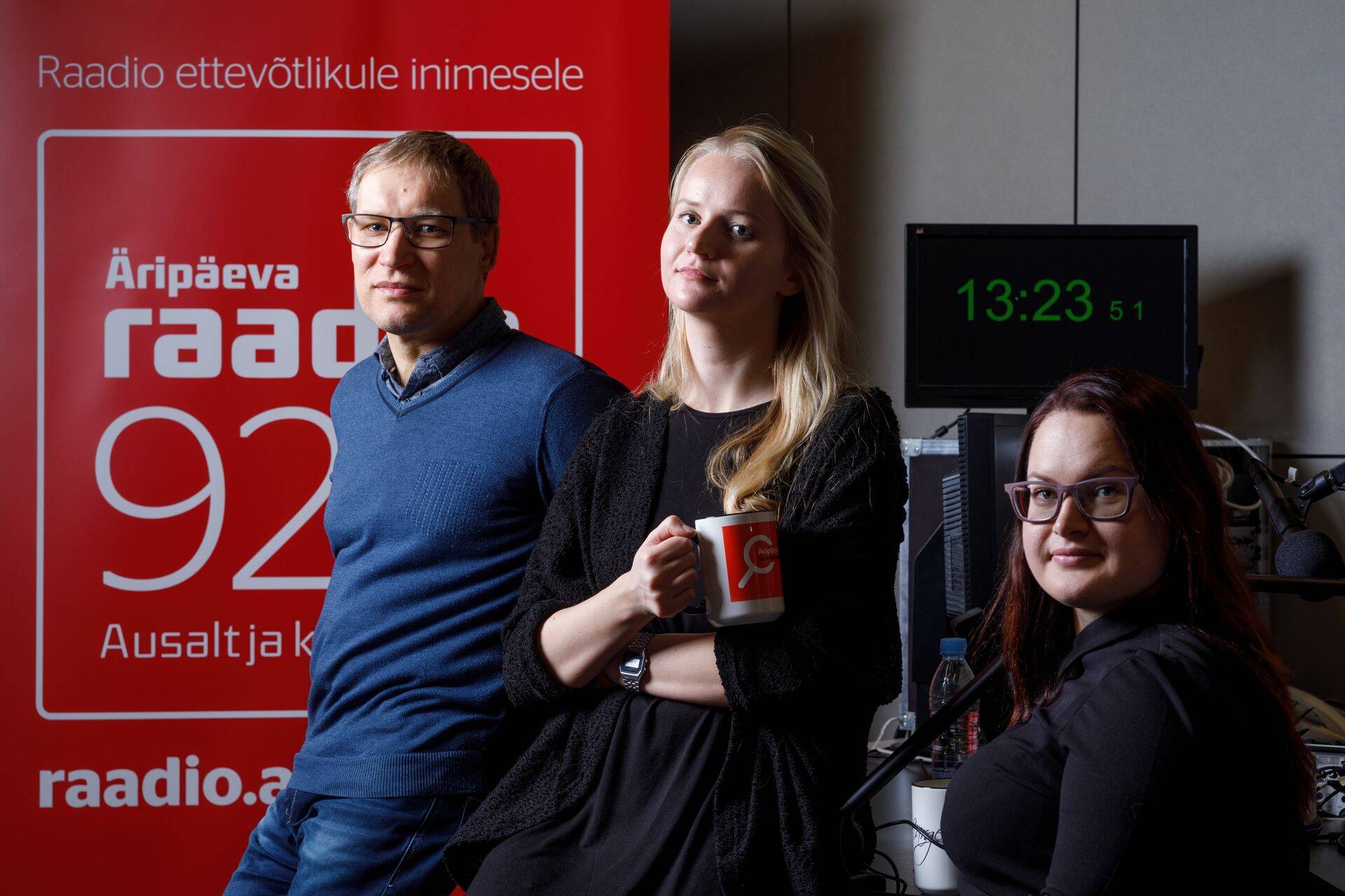 Äripäeva uuriva toimetuse ajakirjanikud Marge Väikenurm (paremal), Eliisa Matsalu ja Koit Brinkmann.