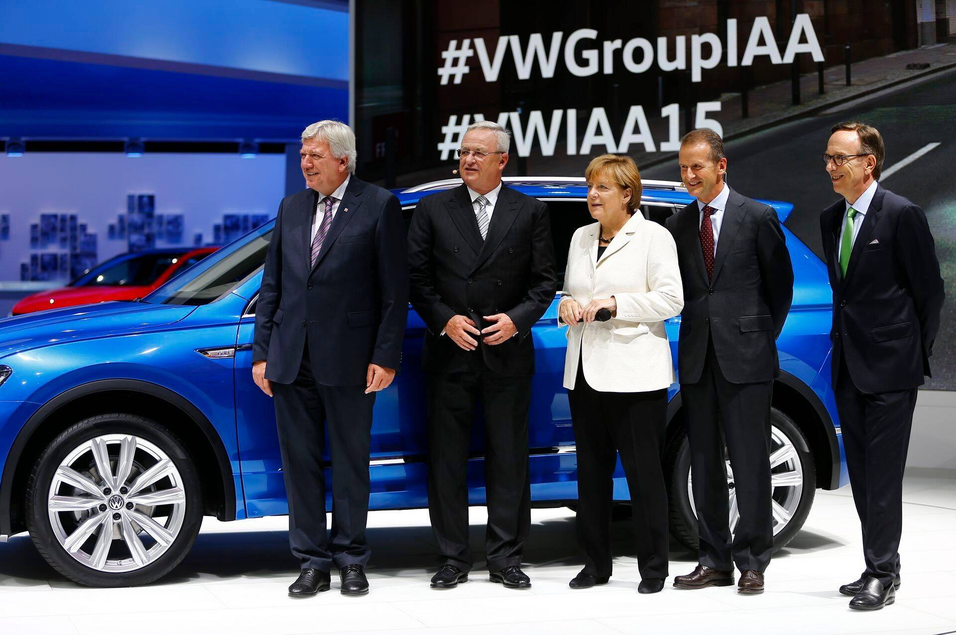Saksamaa kantsler Angela Merkel koos Volkswageni juhtidega septembris Frankfurdi autonäitusel