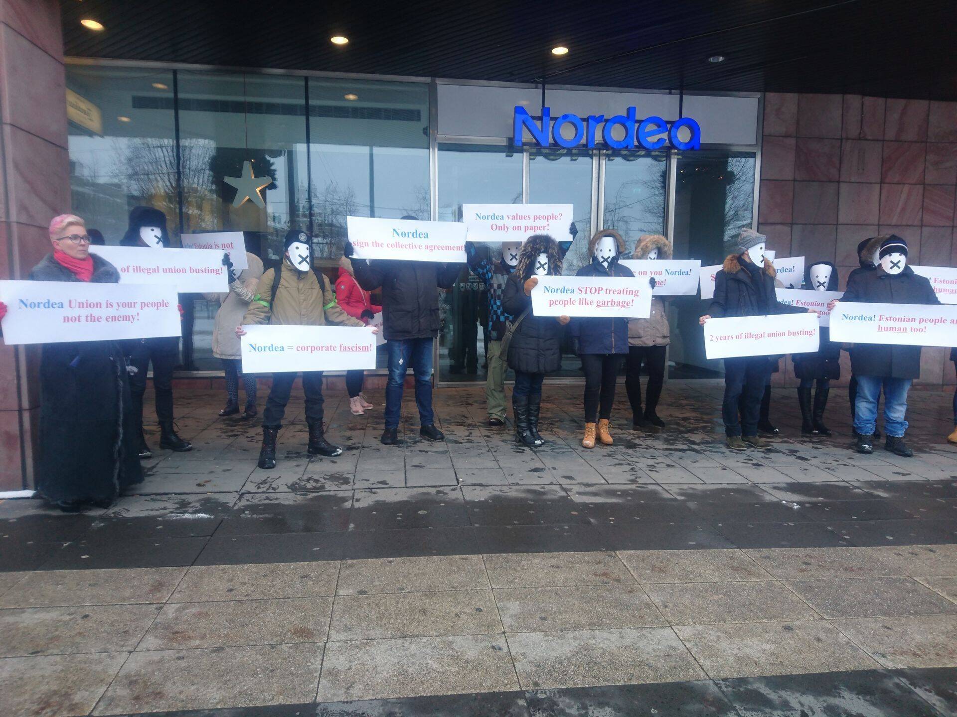 Nordea Eesti töötajad piketeerivad Rootsi kontori ees ja nõuavad võrdset kohtlemist