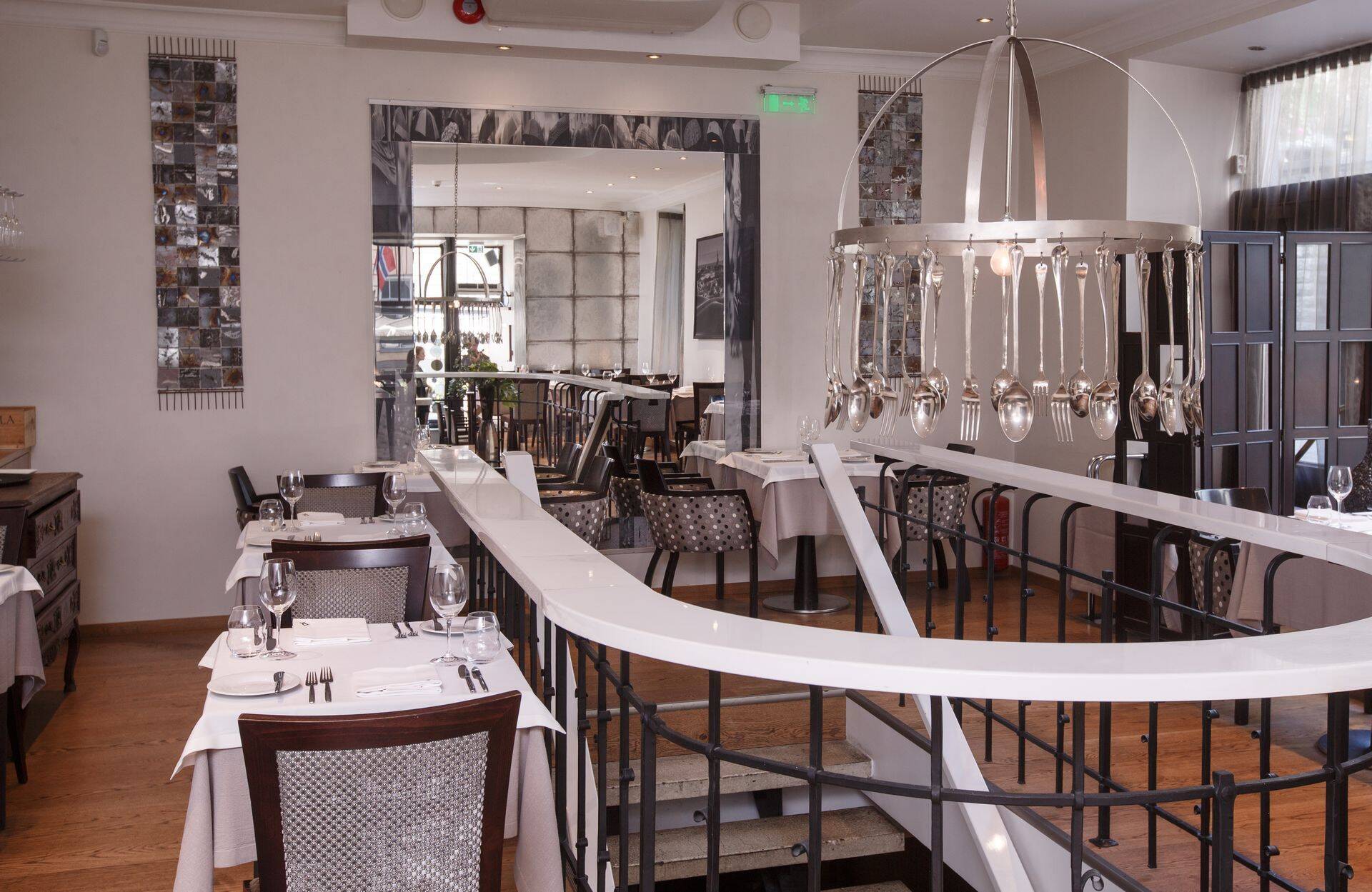 Ribe sisekujundus, menüü ja teenindus pole midagi ebatavalist, kuid kõik on väga peenelt lahendatud ja kvaliteetne.