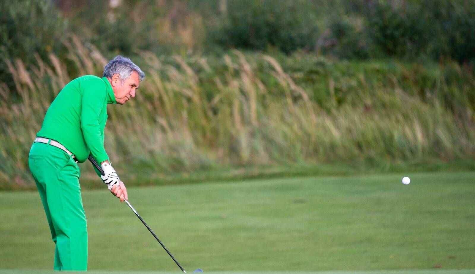 Юри Росс, владелец Büroomaailm, говорит, что сейчас нет бизнеса, у которого нет проблем. На фото Росс участвует в турнире по гольфу в рамках Пярнуской конференции по управлению, организованной Äripäev.