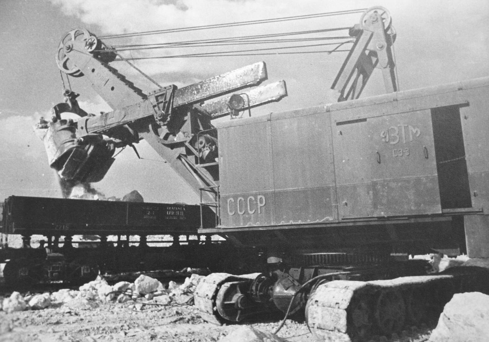 Партийная газета Scînteia («Искра») подчеркивала, что канал Черное море–Дунай должен стать «могилой румынской буржуазии», и в какой-то степени этот лозунг воплотился в реальность, поскольку «бывшие люди» гибли при создании этого котлована, как мухи.