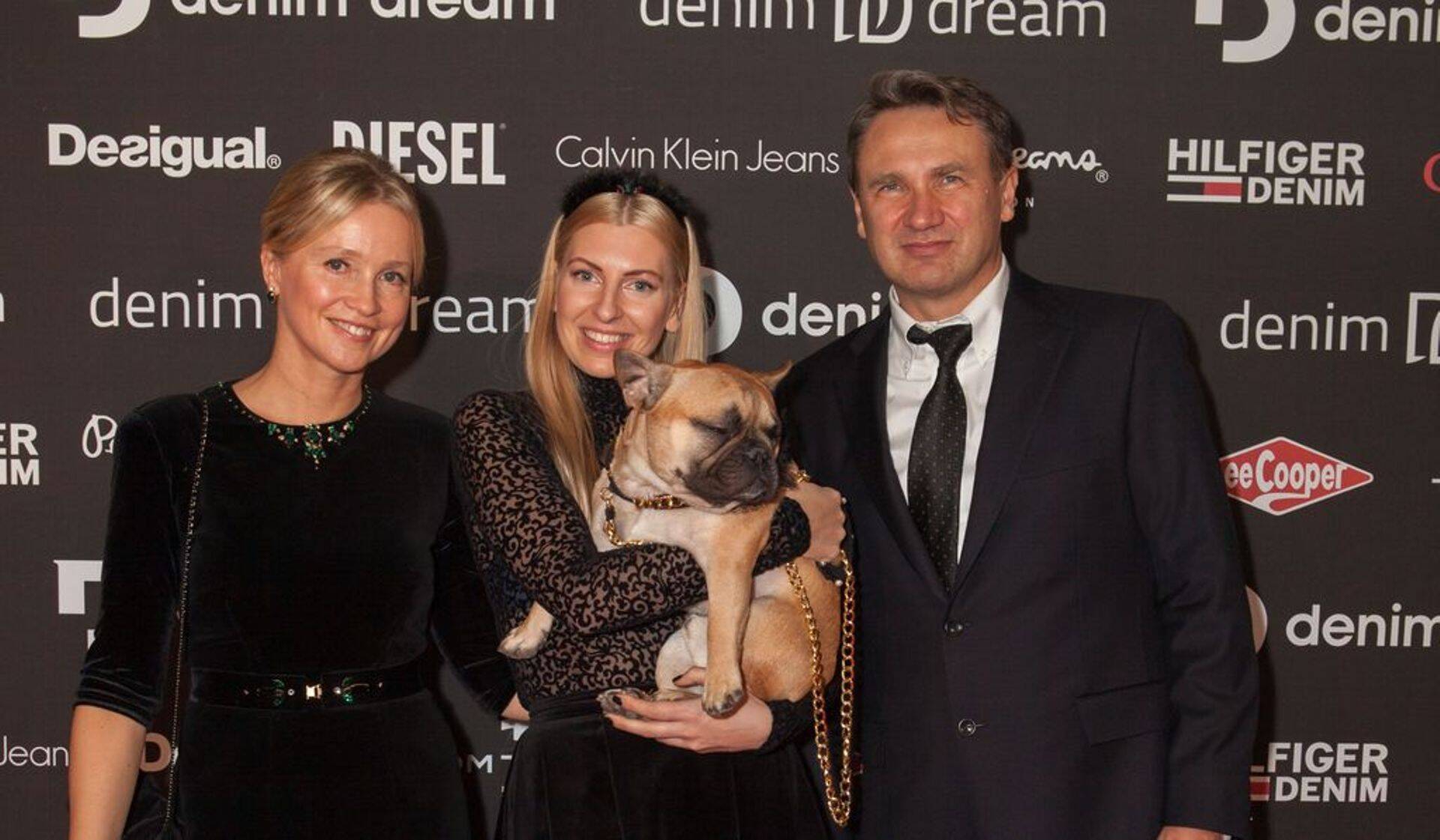 Denim Dreami omanikud Heinar (paremal) ja Maile Põldma (vasakul) ning moebrändi Denim Dream disainer Svetlana Puzorjova.