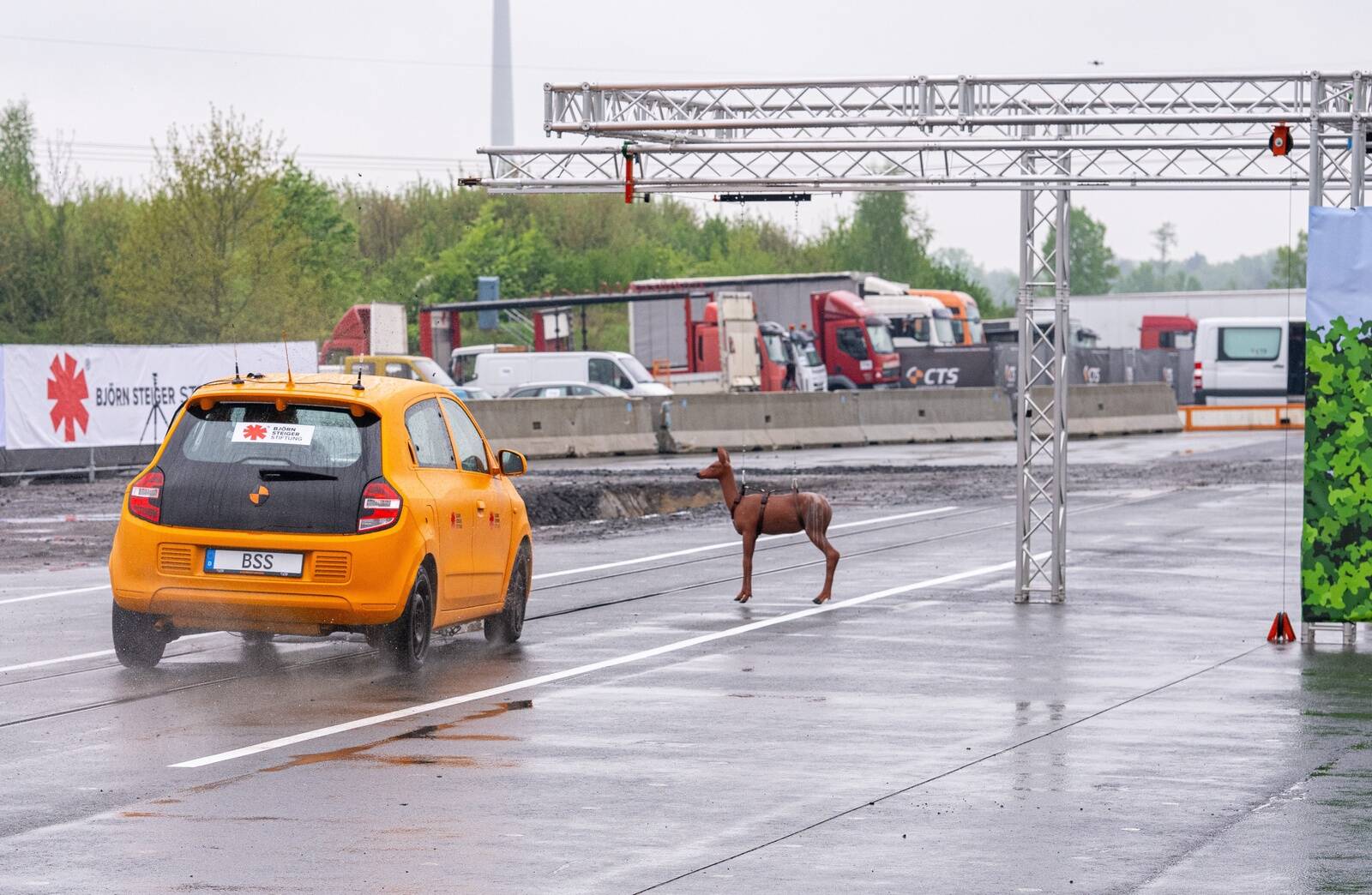 Skatāmies spogulī līdz kaut kas ietriecas vējstiklā