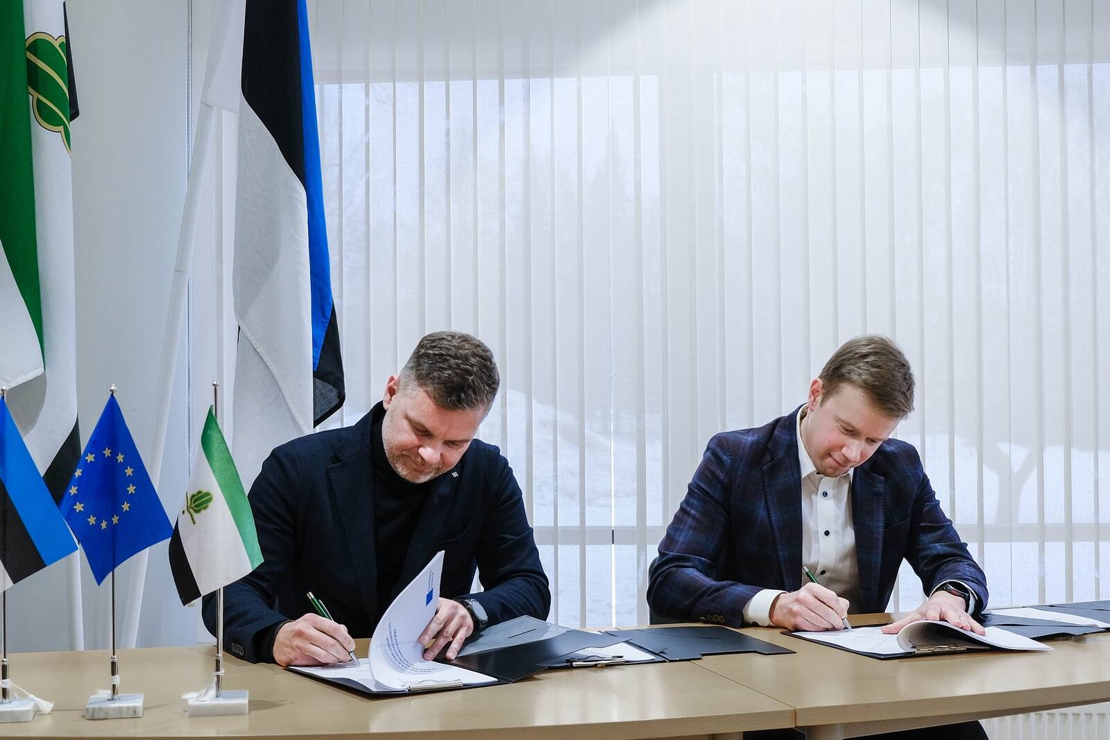 Veiko Veskimäe ja Anvar Salomets lepingute sõlmimisel Kohilas. Foto: Rail Baltic Estonia