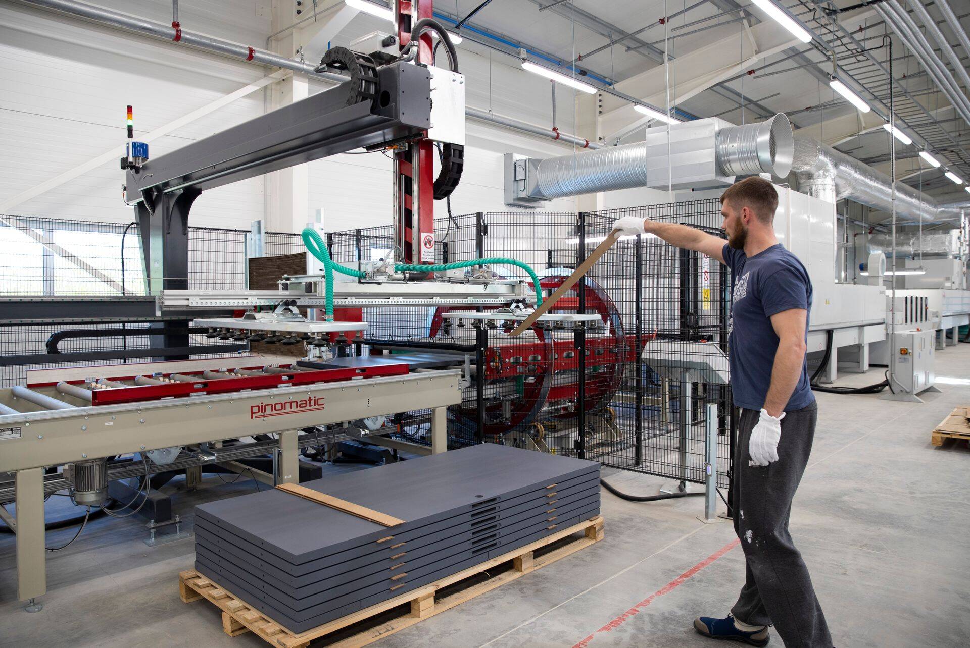 Kui poleks töötukassa palgatoetust, oleks Haapsalu Uksetehas pidanud juhi Ago Soomre sõnul kohe tegema valusaid kärpeid. Eriti, et äsja oli valmis saanud uus tootmishoone, mis vajas veel sisustamist ja millega oli seotud pangalaenud.