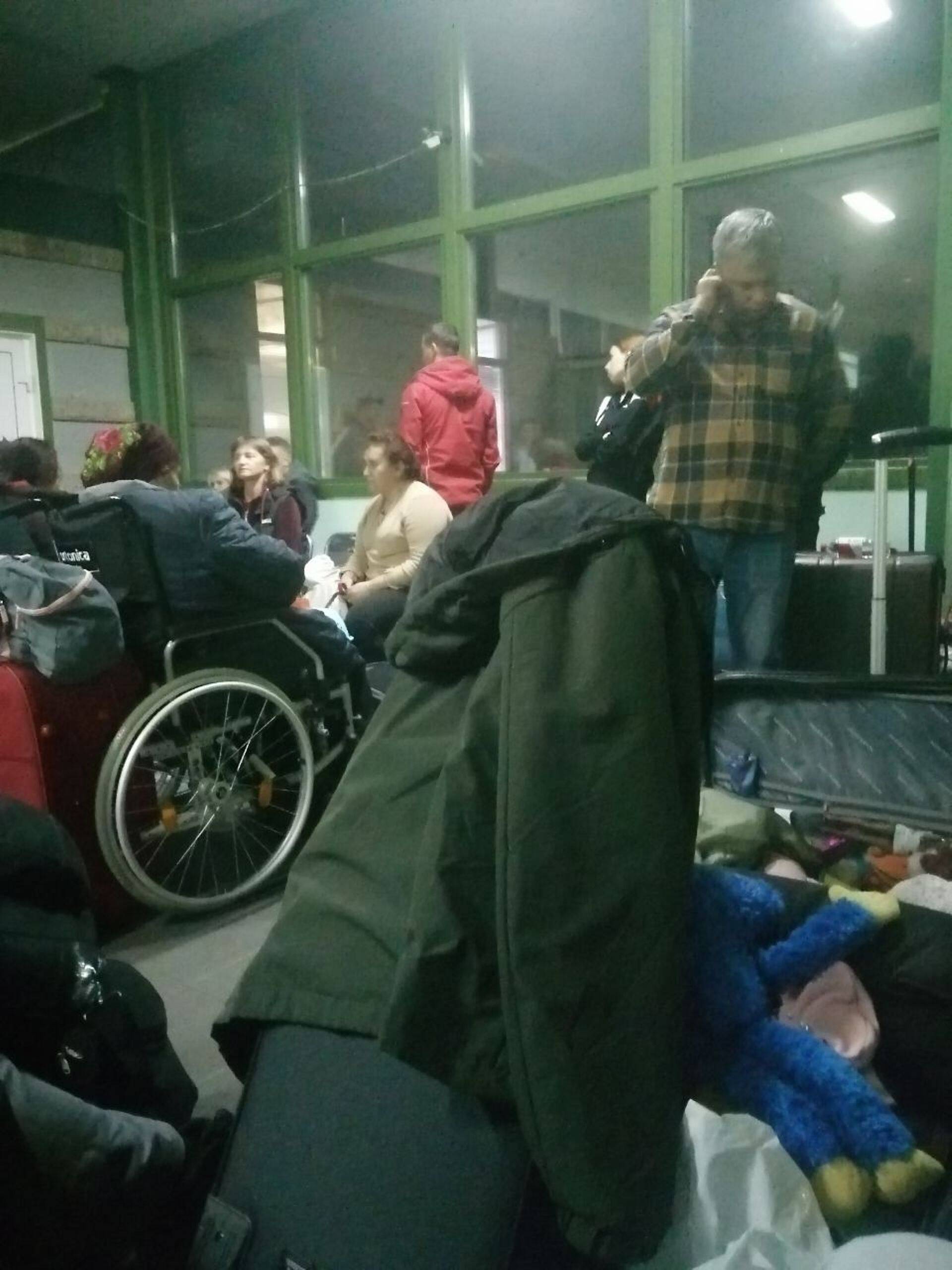 Стоят на границе и в инвалидных колясках.