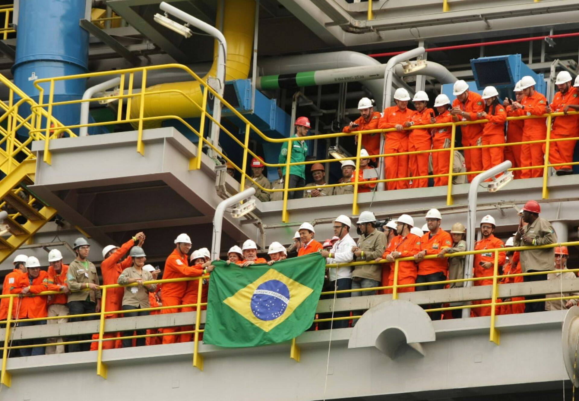 Brasiilia naftaettevõtte Petrobras töötajad rahvuslipuga.
