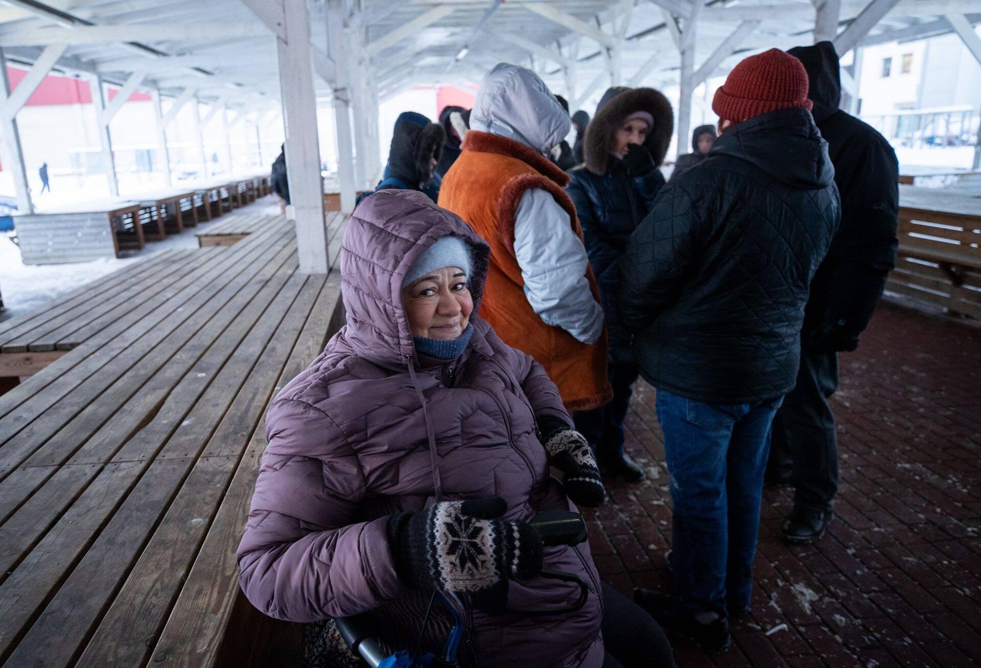 Ukrainast tulnud Natalja kulutab ootamisele mitu tundi päevas. Esmaspäeviti ootab ta bussi, mis viib ta teise linna otsa Toidupanka. Seejärel seisab Natalja toiduabi järjekorras. Siis ootab tagasisõidubussi. Õhtu lõpeb Mustamäe toidukapi juures. Enne sõda Ukrainas Poltava linnas elanud Natalja leidis endale Eestis sõbrannad just toidujärjekorras. Tallinna lumeuputuses liigub ta jalutusraamiga. Ta ootab, et Eestis kinnitataks tema töövõimetus.