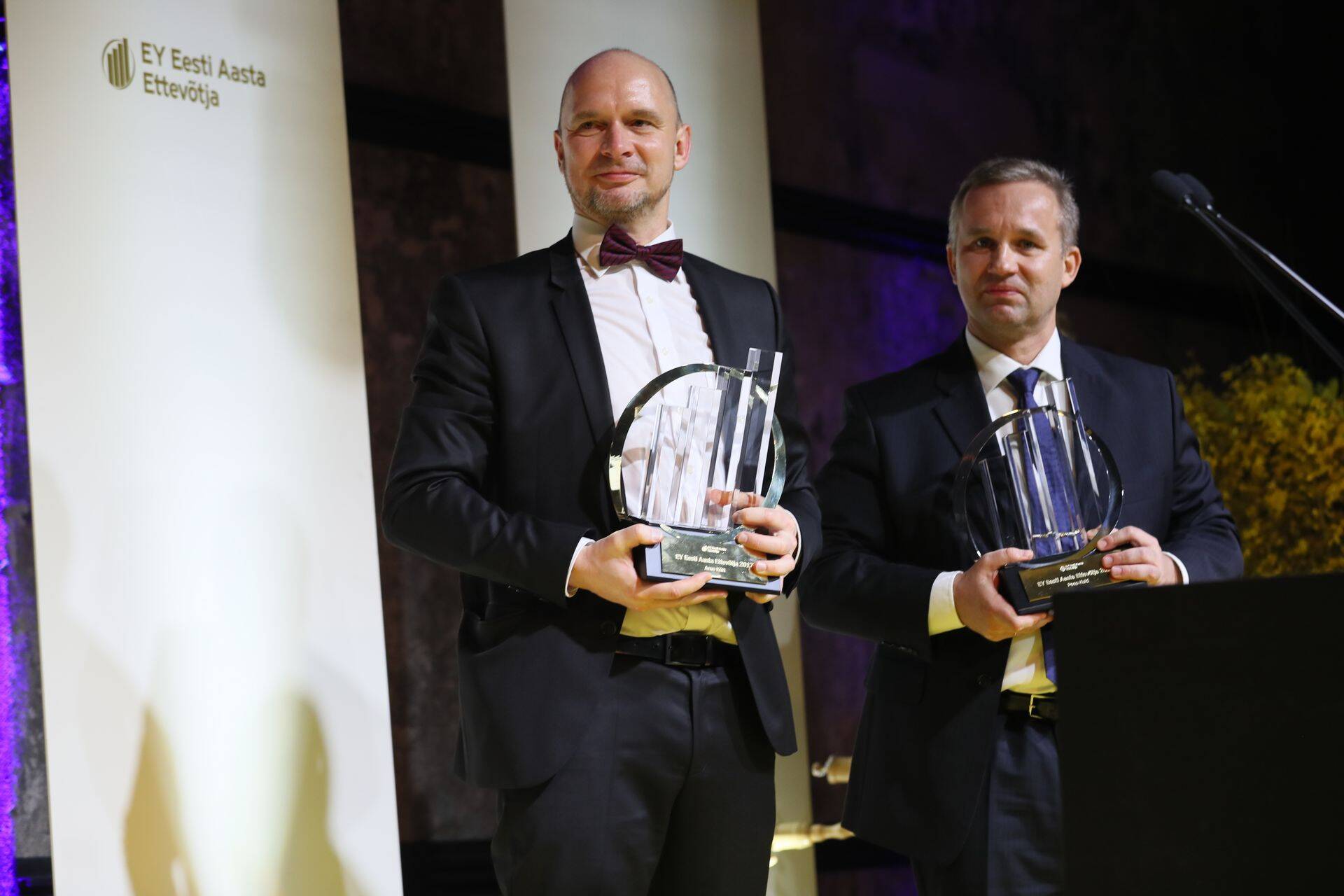 Võitjate autasustamine: Cleveroni juhid Arno Kütt ja Peep Kuld.