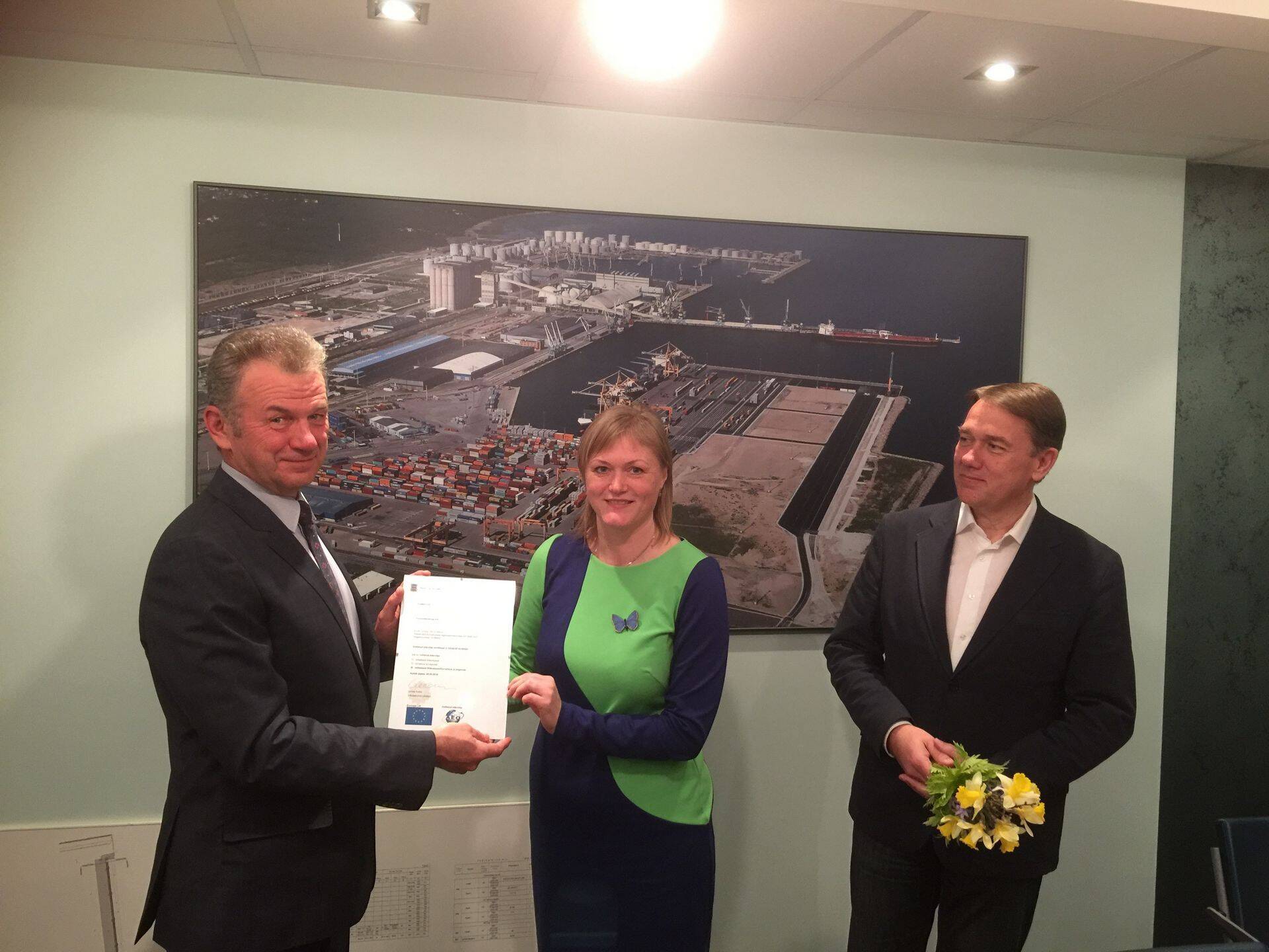 Transiidikeskusele anti üle volitatud ettevõtja staatus: Transiidikeskuse juhatuse esimees Erik Laidvee. MTA tolliosakonna talituse juhataja Katrin Punga ja Transiidikeskuse kvaliteedispetsialist Toomas Sarapuu.