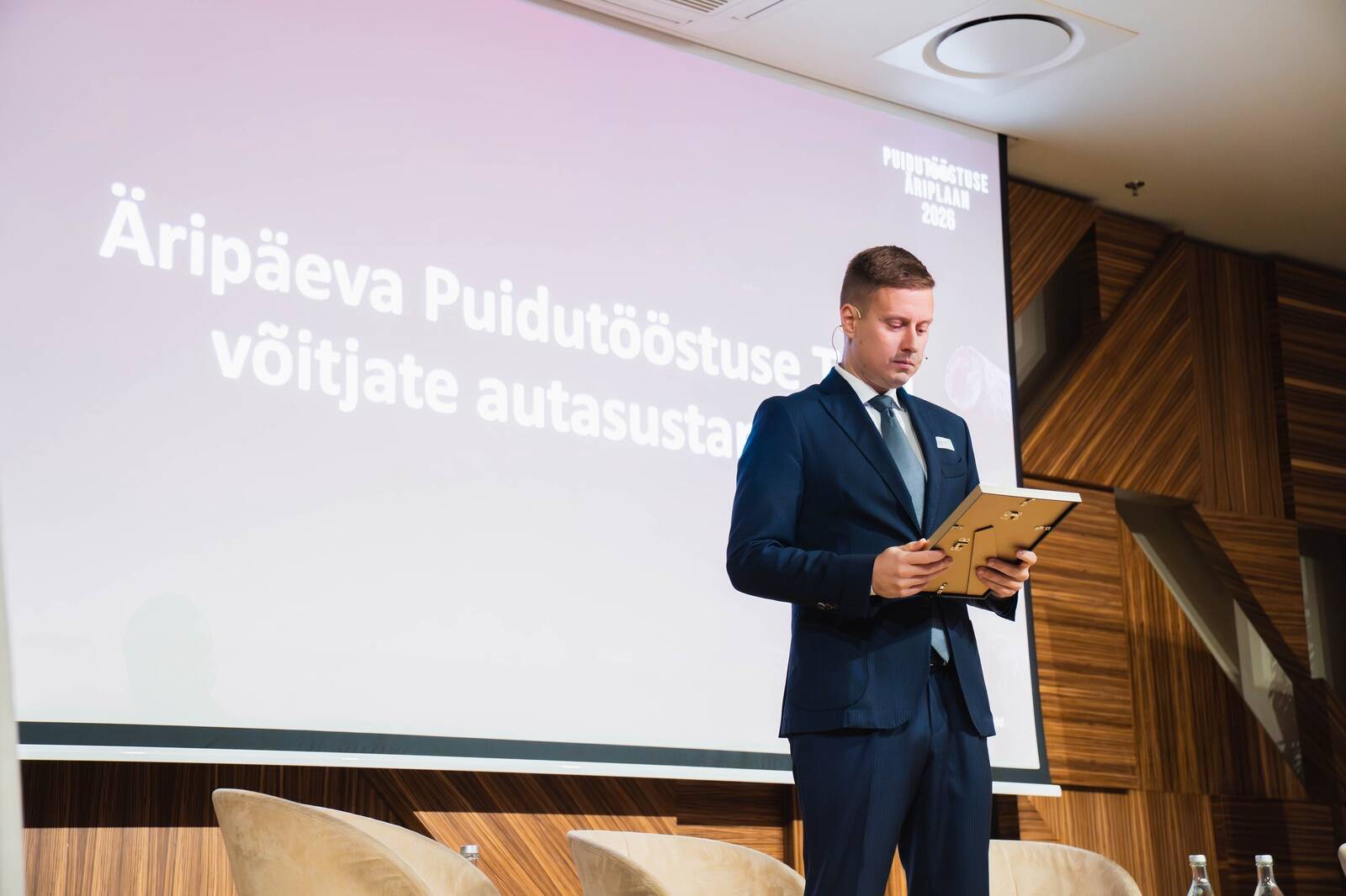 Konverentsil toimus ka traditsiooniline Puidutööstuse TOPi esikolmiku autasustamine. Tunnistused andis seekord üle tööstusminister Erkki Keldo.
