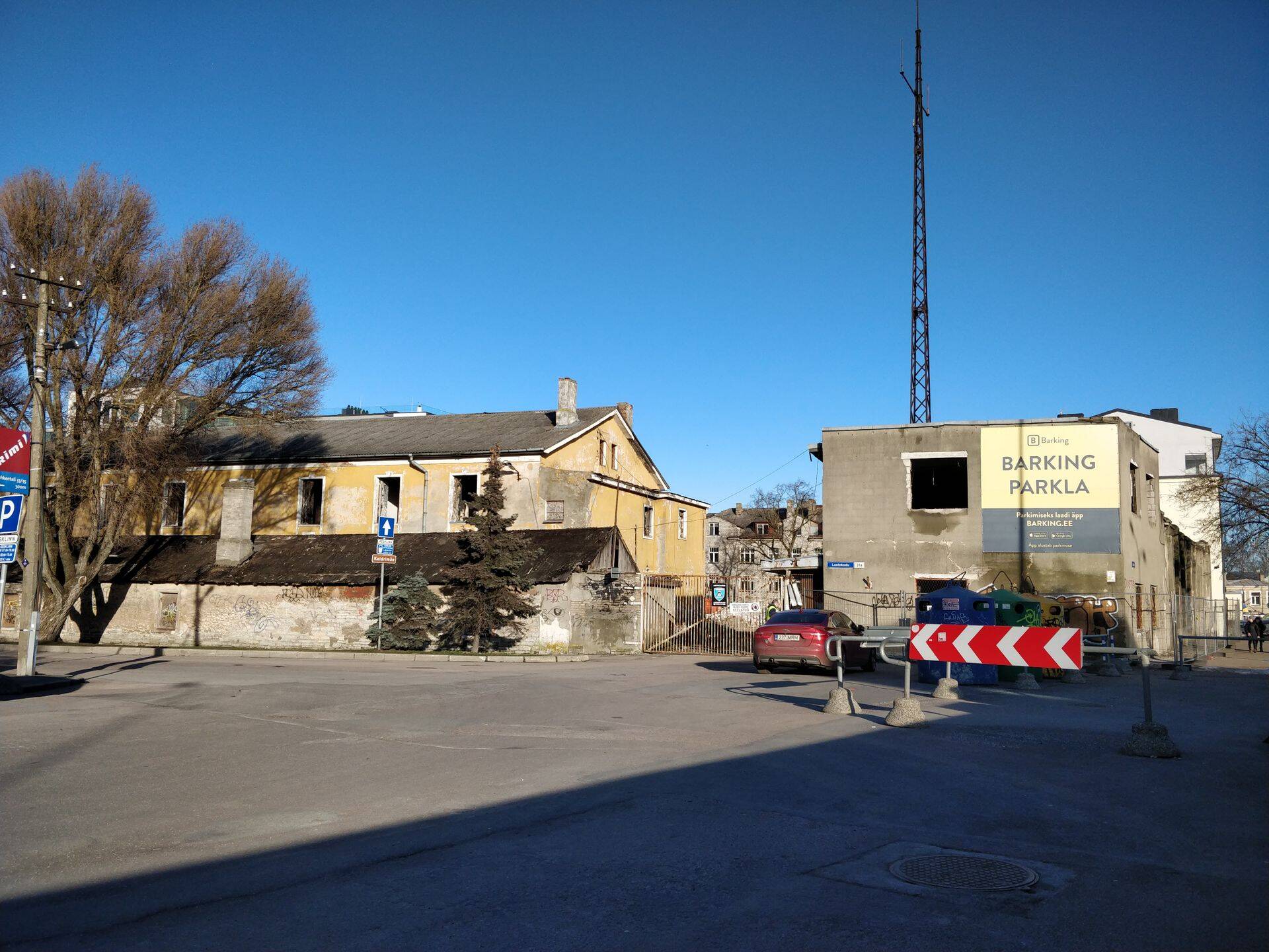Hetkel käivad kinnistul kunagiste politseihoonete lammutustööd