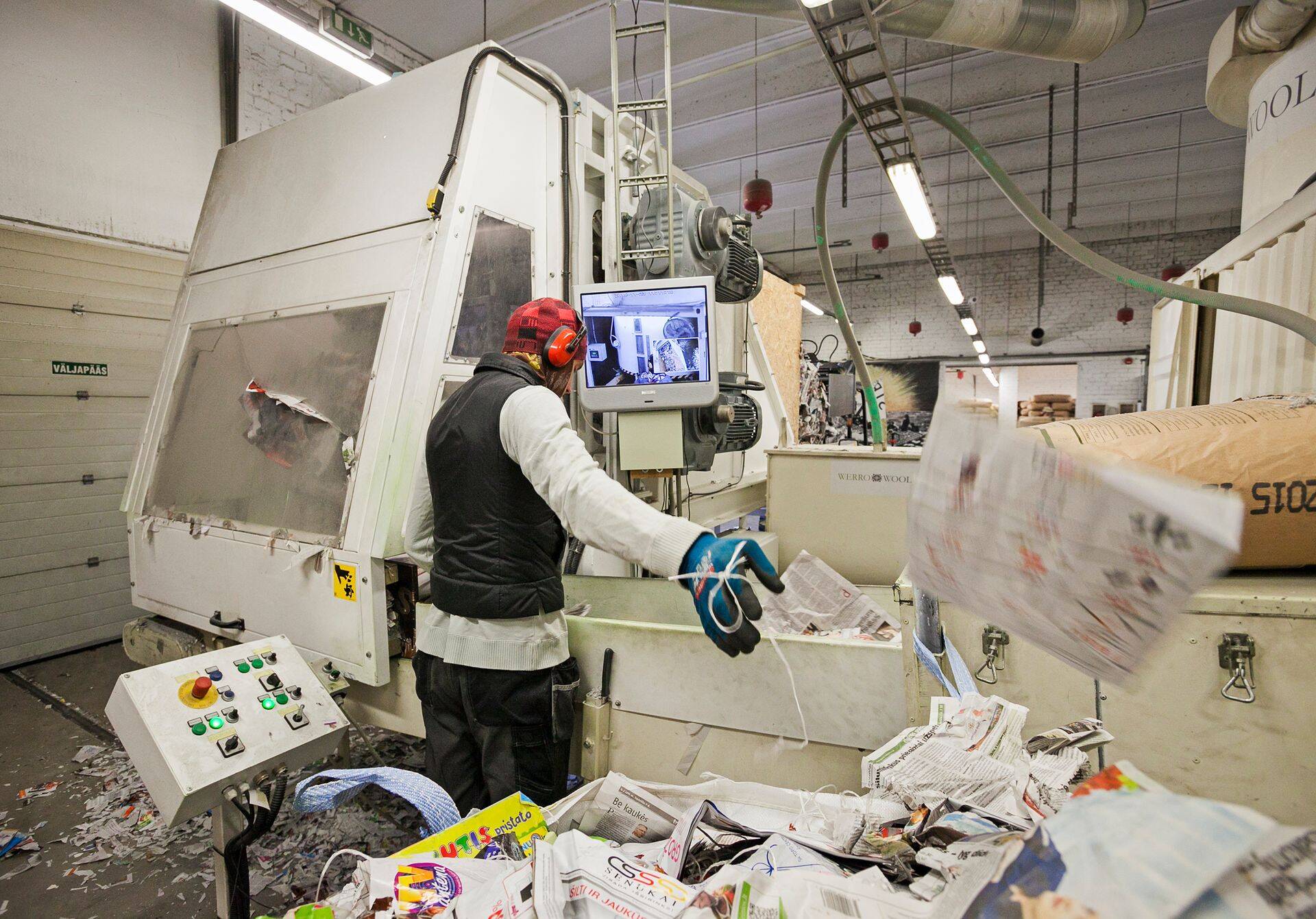 Werrowooli tehas Antslas toodab tselluvilla. Peamiseks tooraineks on ei miski muu kui ajalehed.