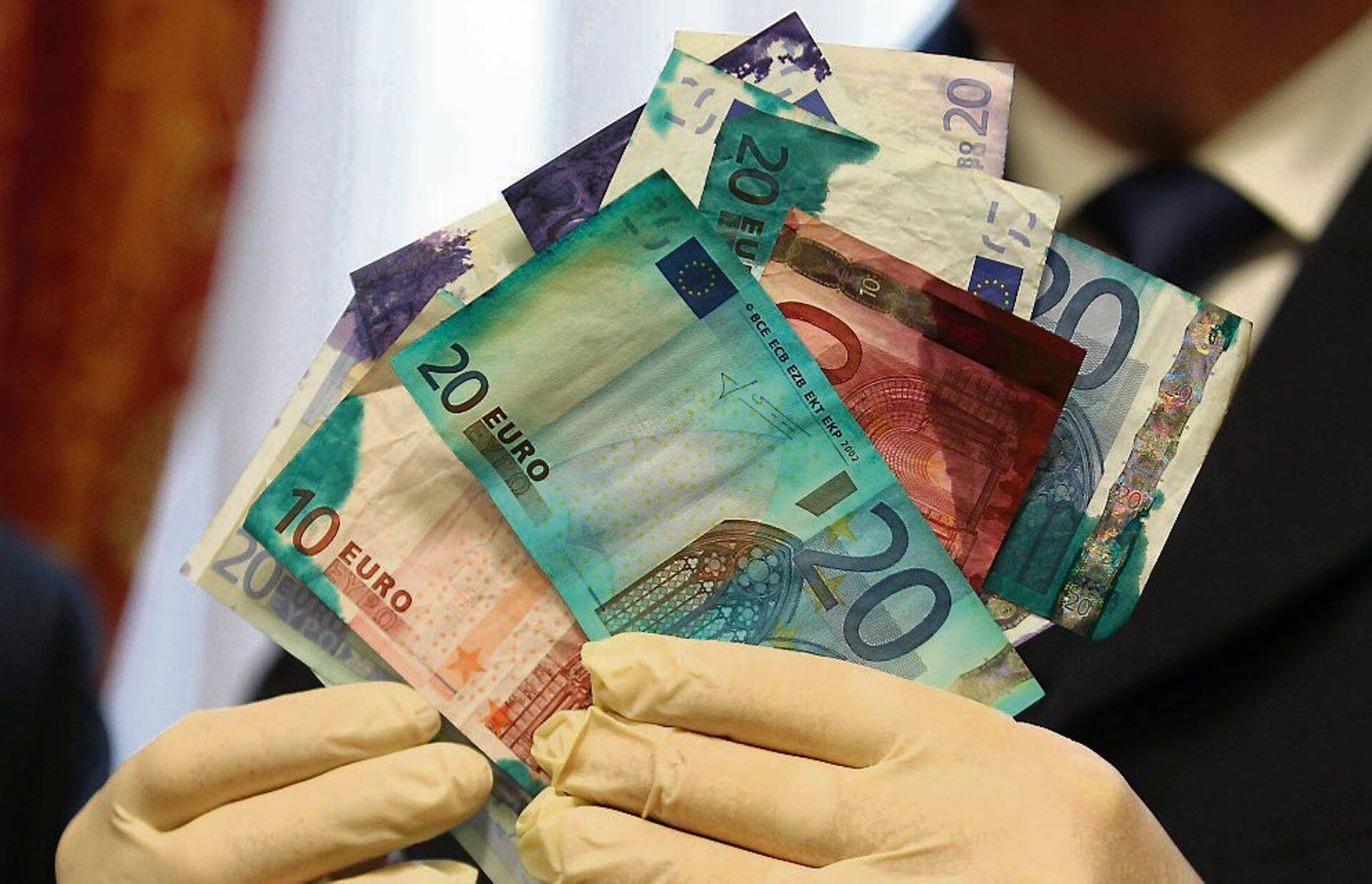 Turvatindiga määrdunud eurod.