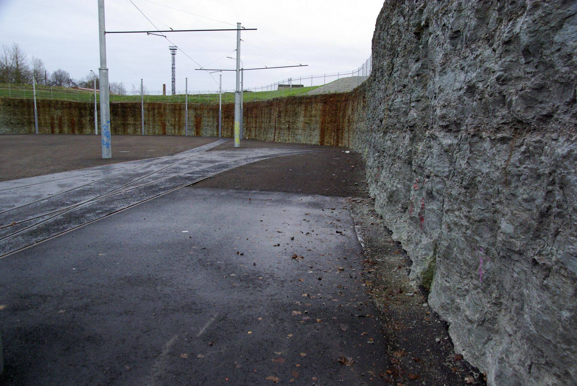 Tunnel Ülemistel raudtee ning Suur-Sõjamäe tänava alt läbi saab alguse siit.