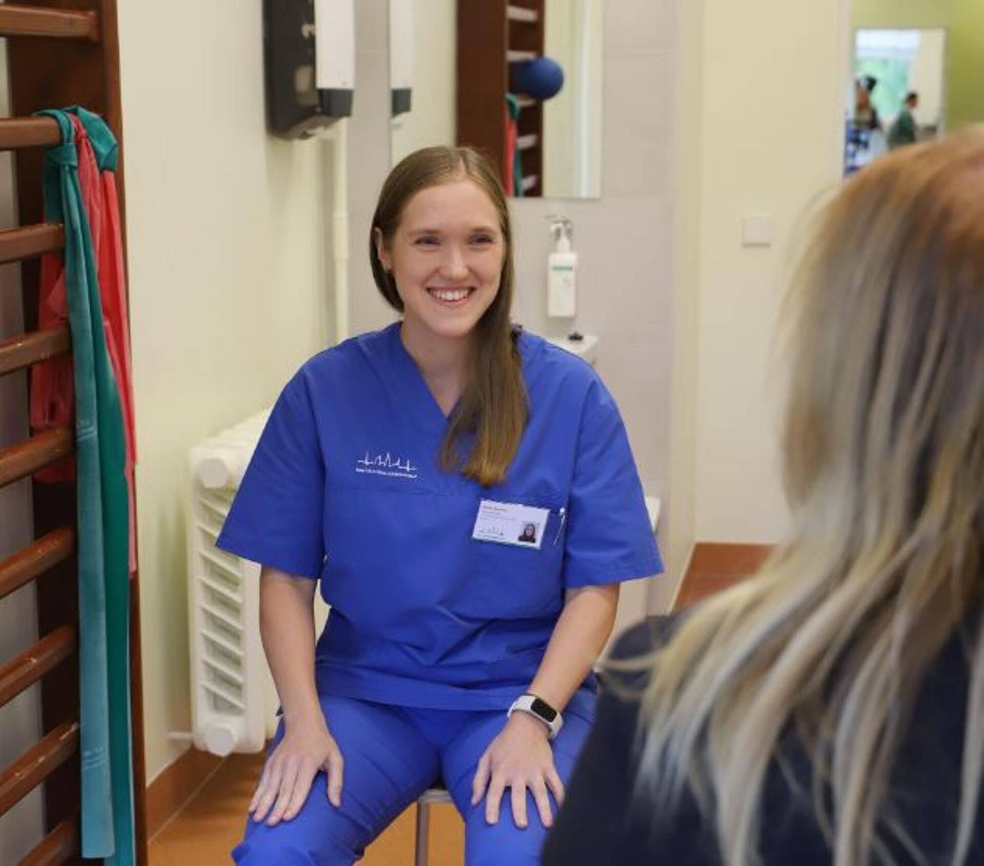 Füsioterapeut Kristi Neeme suhtlemas patsiendiga.