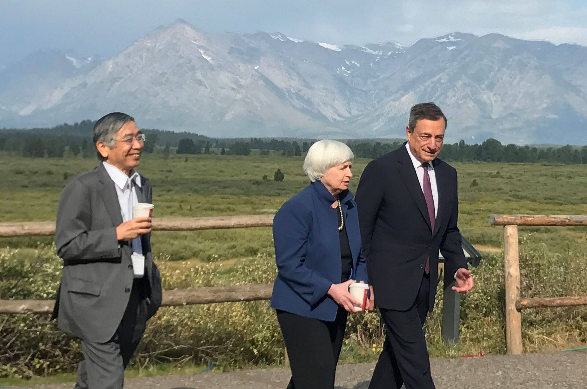 Jaapani keskpanga juht Haruhiko Kuroda, USA Föderaalreseervi juht Janet Yellen ja Euroopa Keskpanga president Mario Draghi Jackson Hole'is