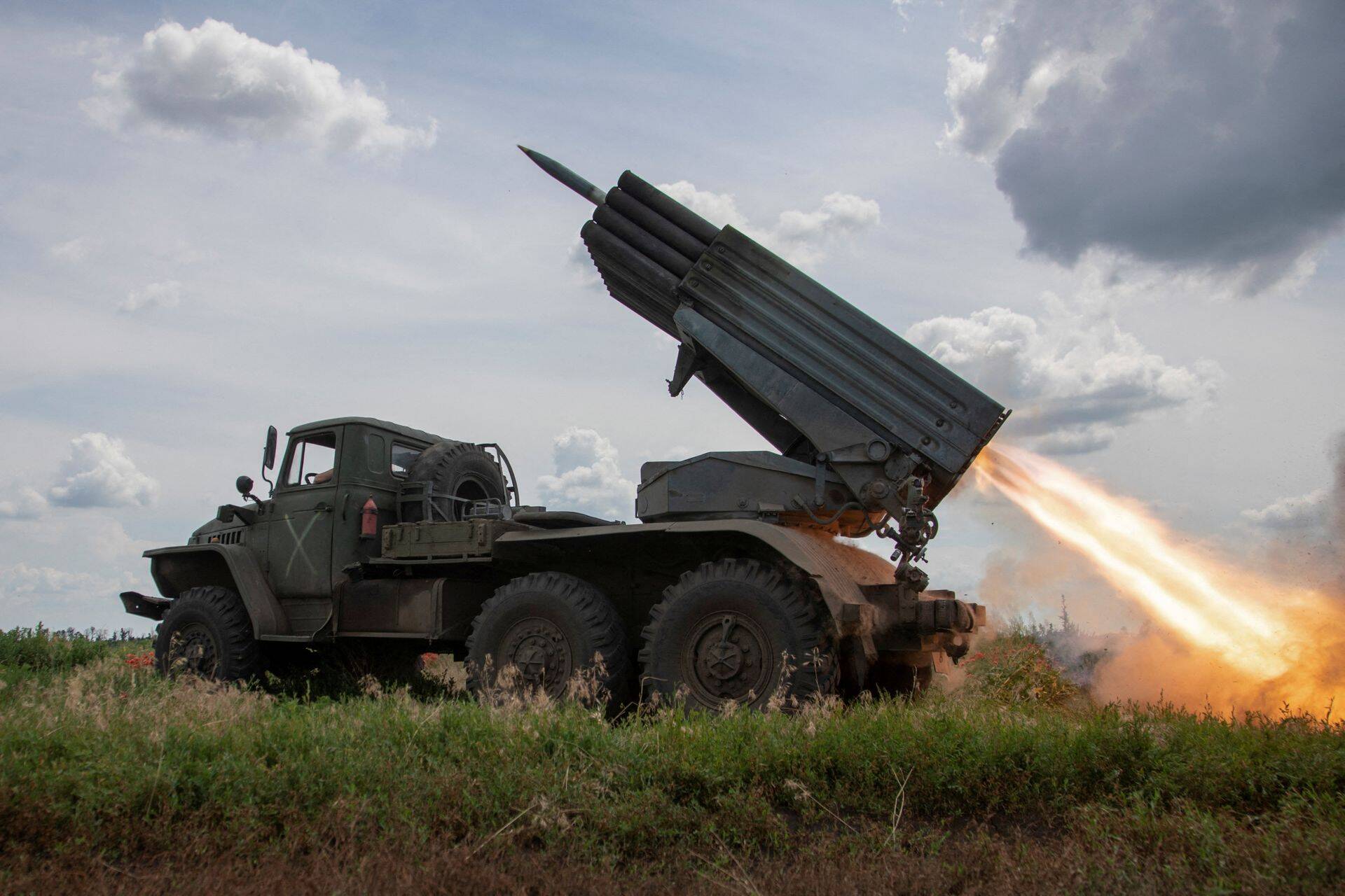 Залп ВСУ из БМ-21 «Град», недалеко от линии фронта в Донецкой области, Украина, 21 июня 2023 г.