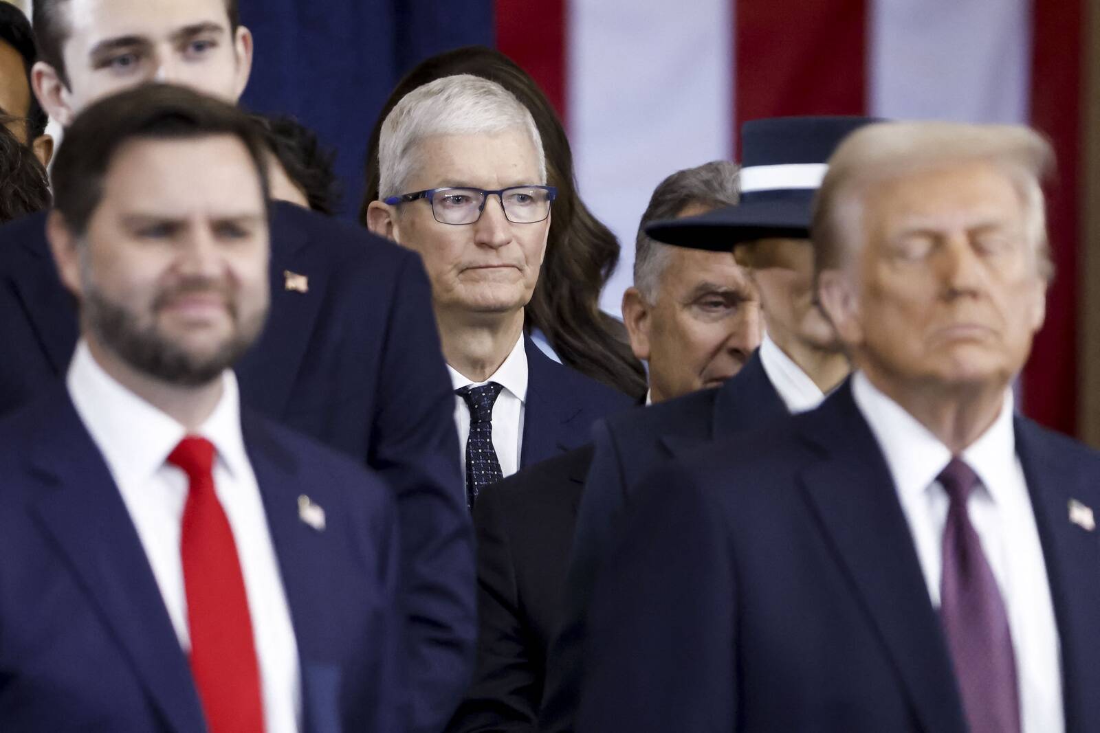 Jaanuaris osales Apple’i tegevjuht Tim Cook (tagaplaanil) koos teiste USA tehnoloogiaettevõtete juhtidega Trumpi ametisseastumise tseremoonial Washingtonis.