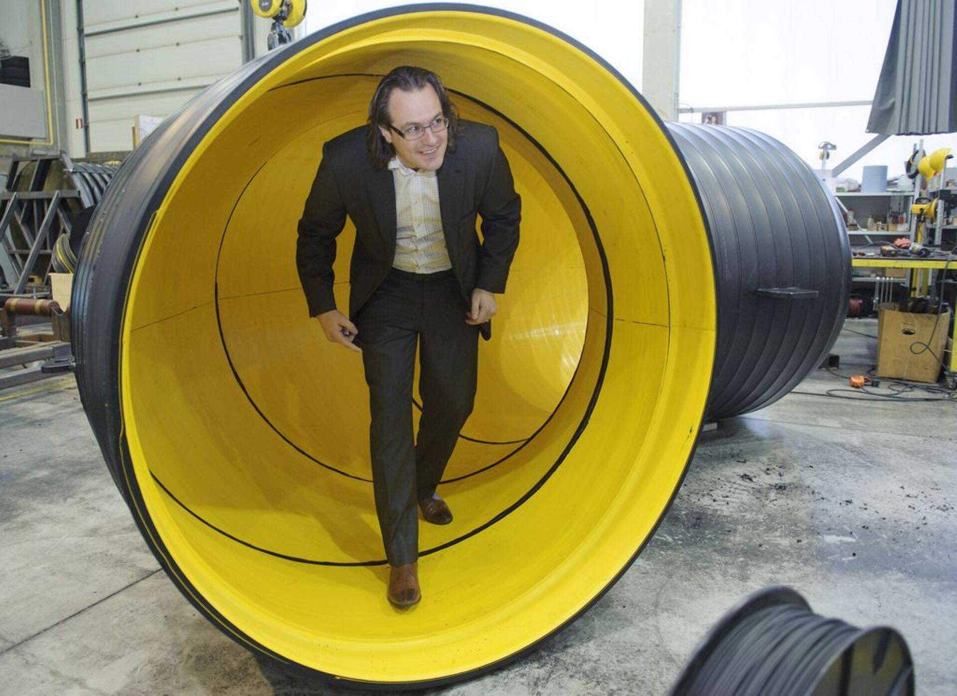 Krah Pipes OÜ tegevjuht Peeter Kirtsi käib mitu korda nädalas tehases oma töötajatega kohtumas, et hoida end nende tegevusega kursis.