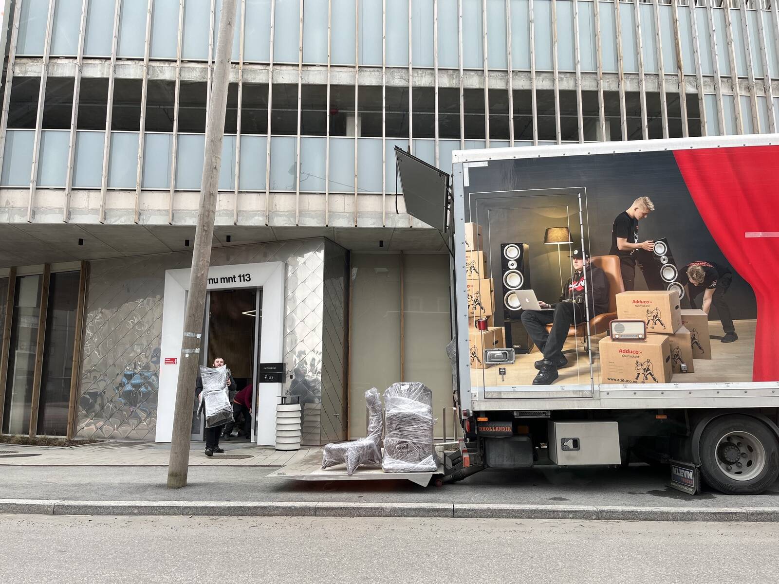 Месяц назад на восьми этажах бизнес-здания Hepsor на Пярнуском шоссе, где располагалась скандальная, так и не открывшаяся частная клиника Novel Clinic, активно проходил переезд.