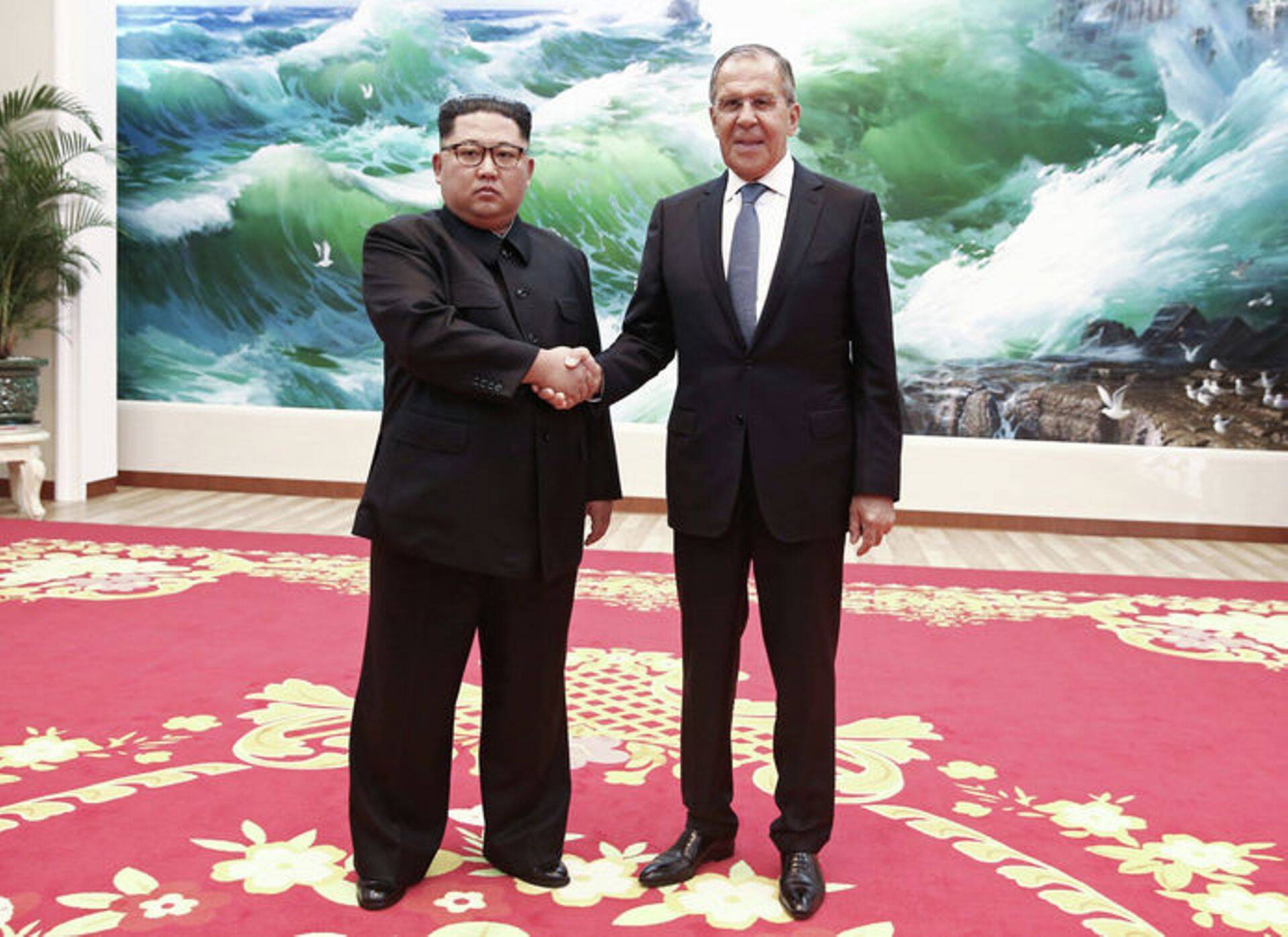 Министр иностранных дел России Сергей Лавров встретился с лидером КНДР Ким Чен Ыно