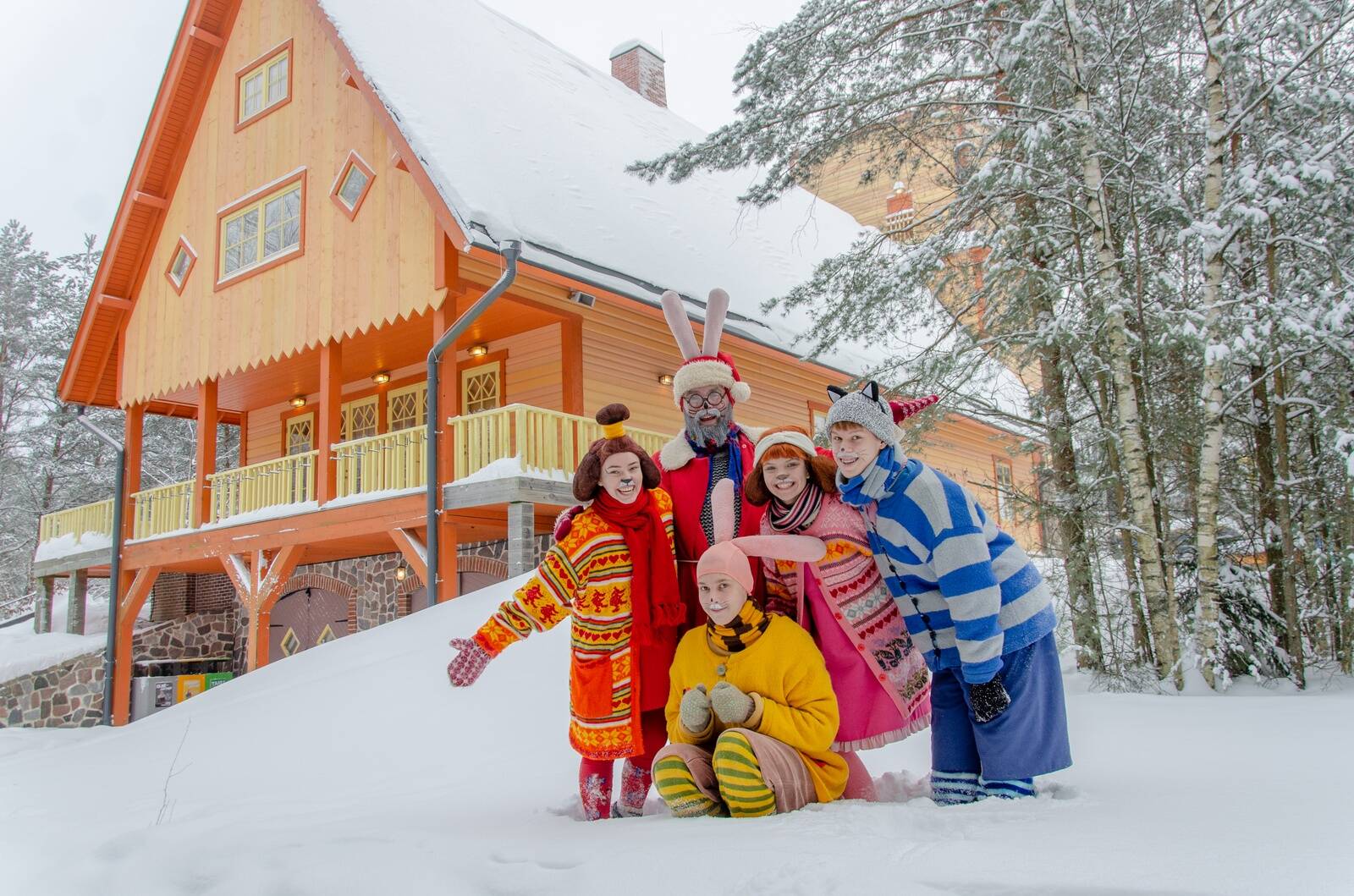 Lottemaal on võimalik rentida väga erinevaid hooneid - teemapargi elanike värvikaid ja eripalgelisi majasid, teatri- ja kontserdilava, staadionit, seiklusparki, restoranihoonet.