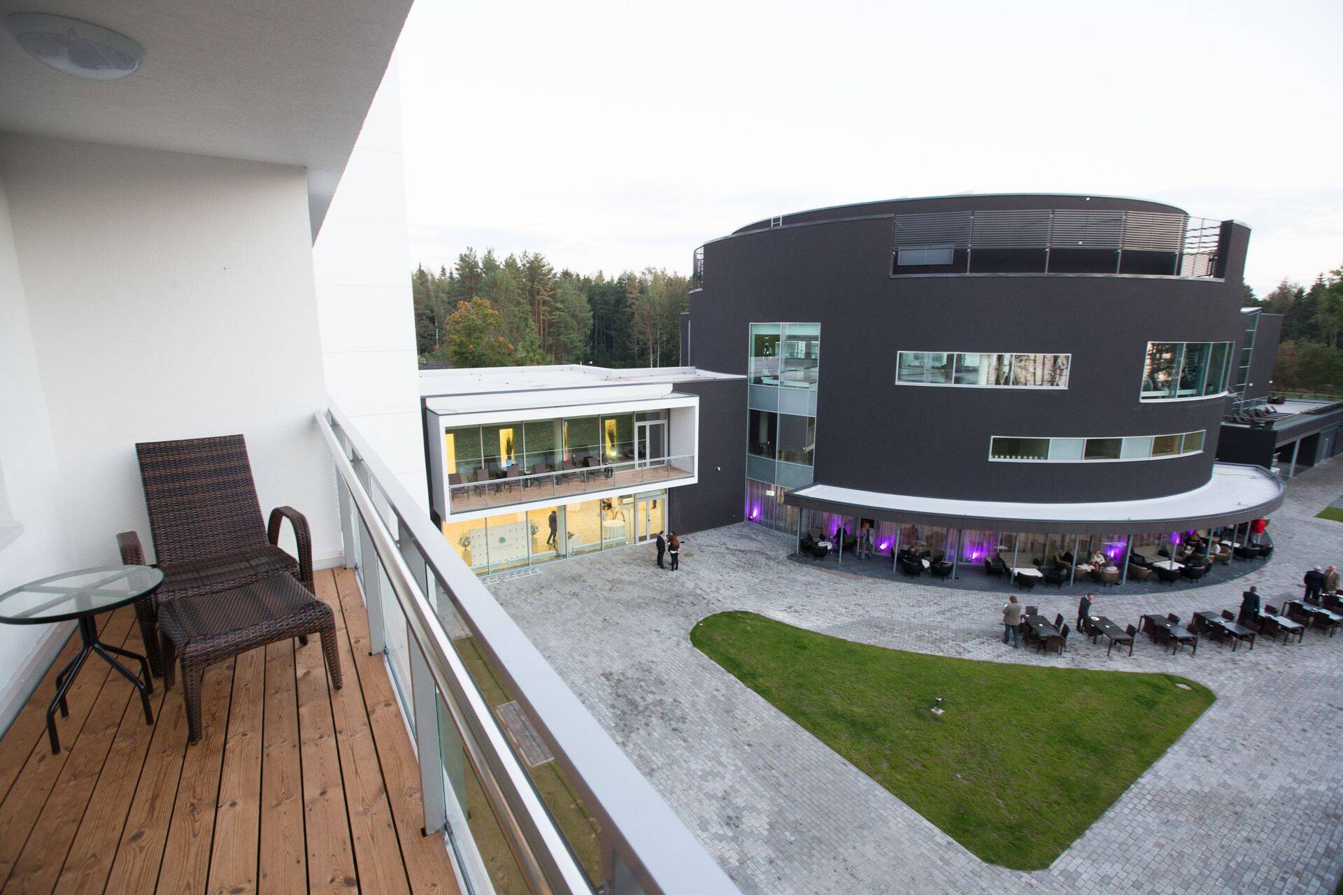 "Туристический бизнес, во-первых, невозможно остановить, словно выйти из комнаты и выключить свет, у нас все равно затраты достаточно серьезные, и мы потеряли очень много денег", - рассказал Филипп Должков.