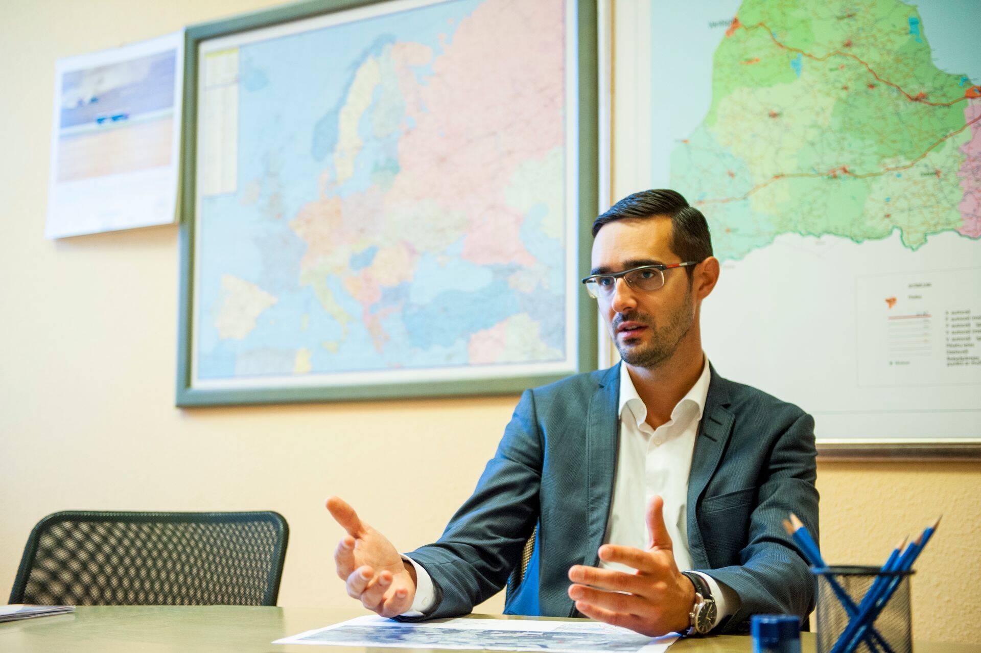 "Kui meie riigi teedeehituse eelarve on 100 miljonit eurot aastas, siis on ilmne, et me ei saa endale lubada ühe sellise tee ehitust, mis maksab 100 miljonit eurot. Ühiskonnale ei oleks vastuvõetav, kui pool kahe aasta eelarvest läheb ainult ühe tee ehitamiseks," rääkis Läti maanteeameti juhatuse liige Martins Lazdovskis.