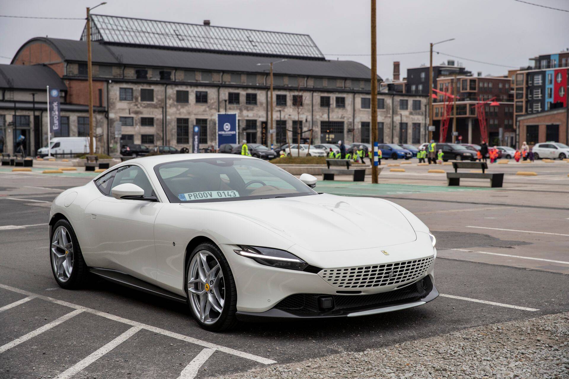 Ferrari Roma. Valge. Võidusõiduautolike embleemideta esitiibadel.