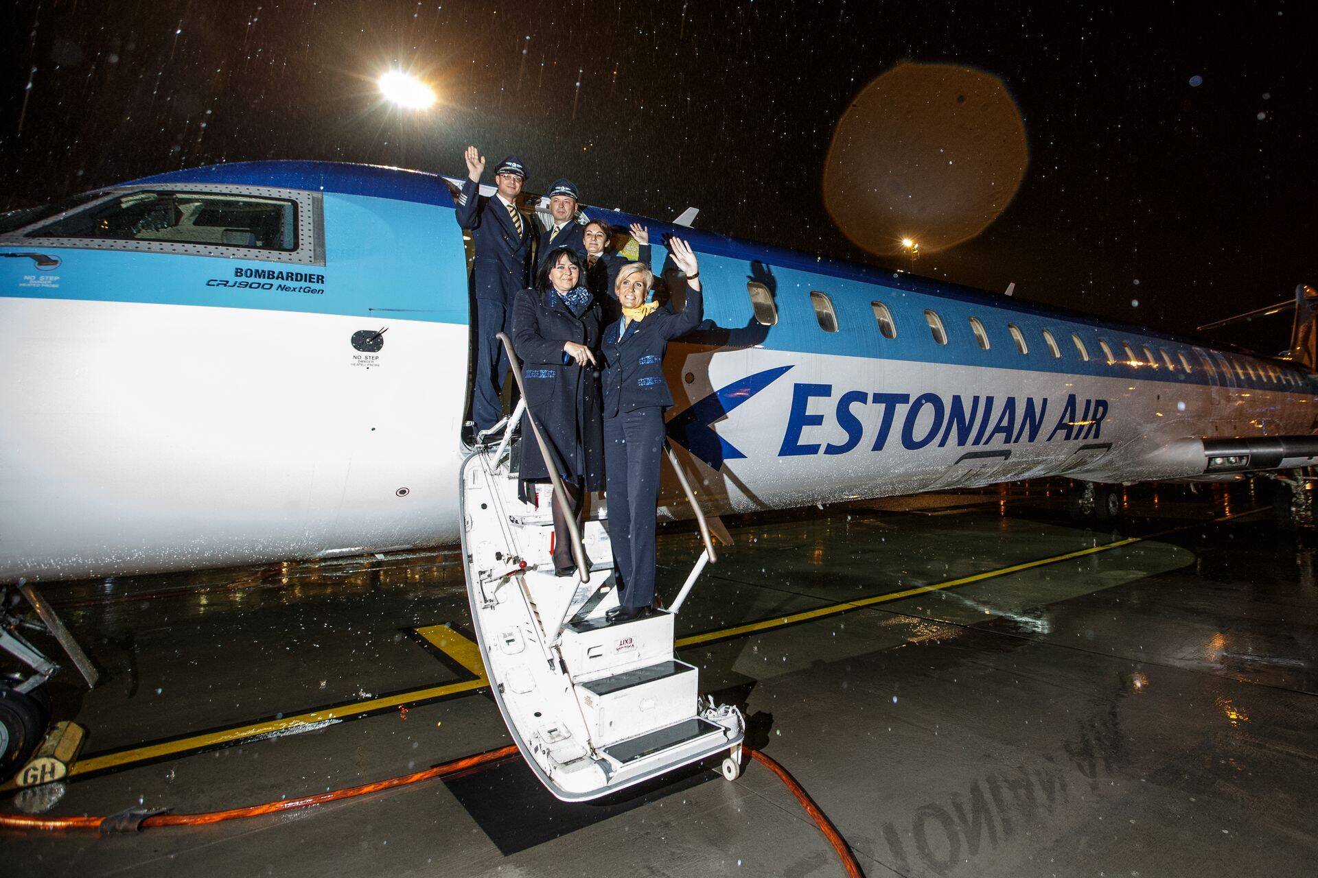 Estonian Airi viimaseks jäänud lennu pardameeskond lehvitab hüvastijätuks laupäeva õhtul Tallinna lennujaamas.