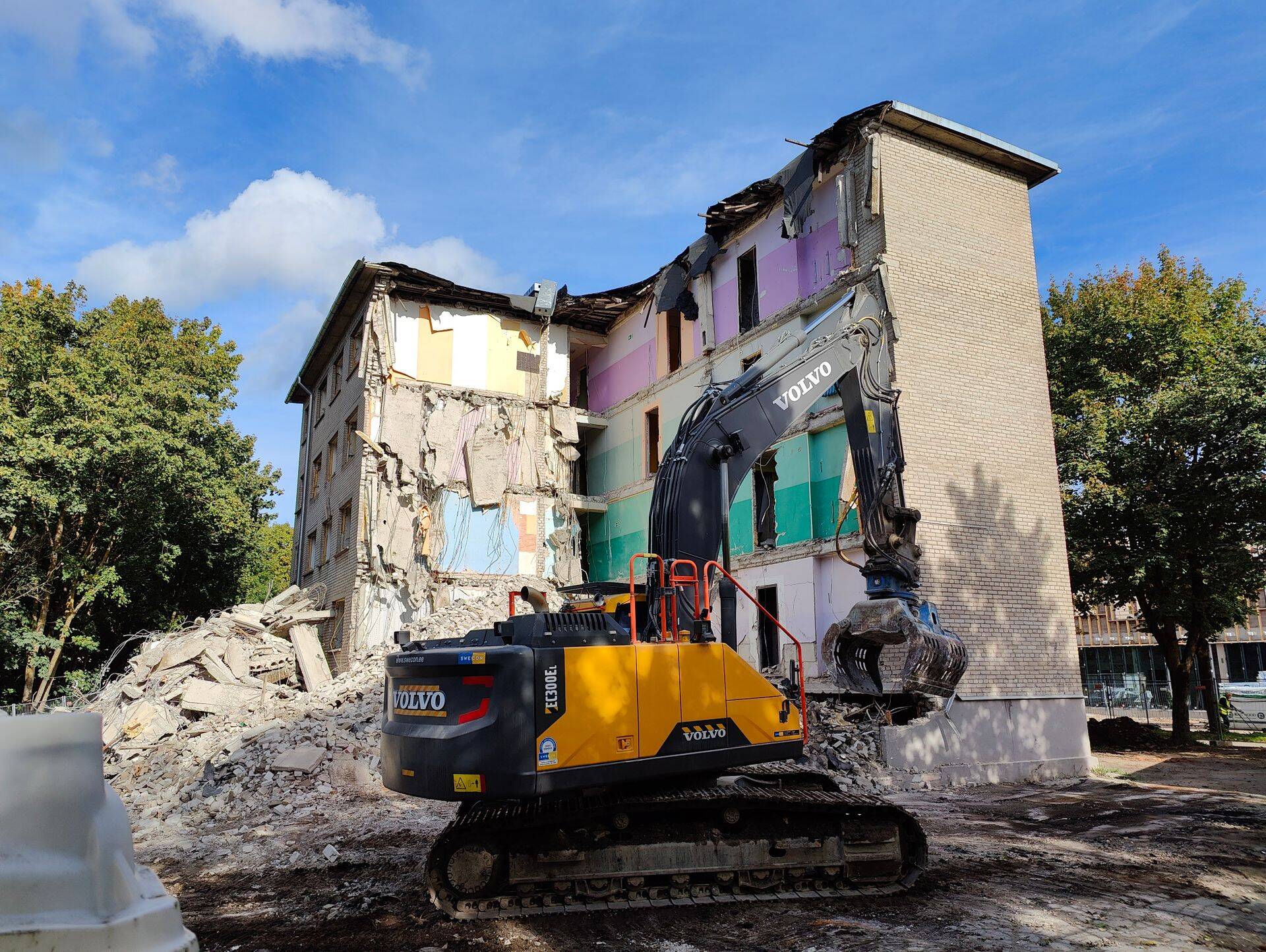 Экскаваторы сносят расселенное общежитие в Старом городе Нарвы. На его месте планируется построить дом для приезжих врачей, учителей и инженеров.