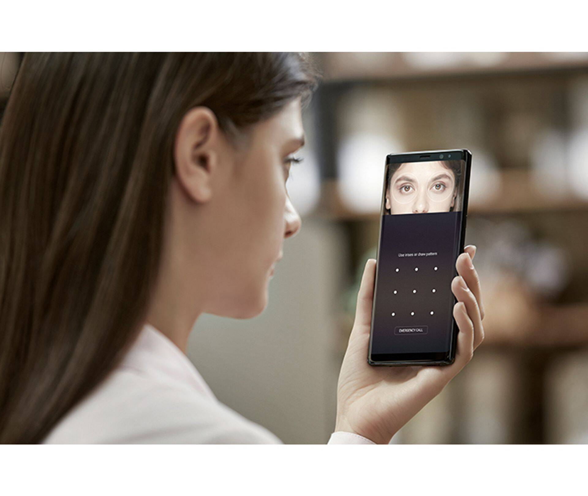 Telefoni sisselogimiseks on parooli asemel võimalik kasutada iiriseskannerit, sõrmejäljelugejat või näotuvastust.