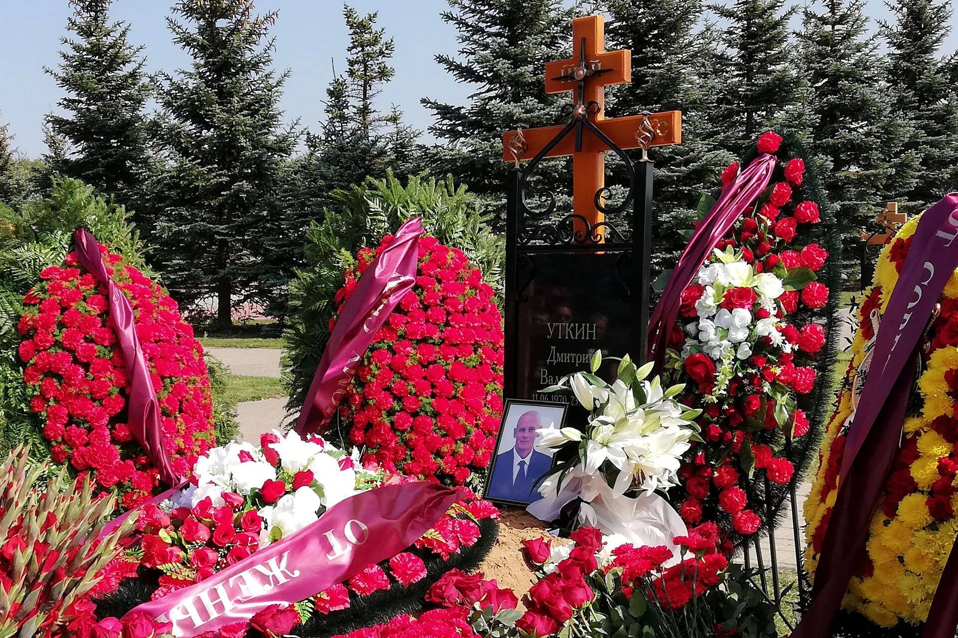 Могила Дмитрия "Вагнера" Уткина на военном мемориальном кладбище в Подмосковье. Придерживавшийся радикальных националистических взглядов Уткин был одним из ключевых командиров ЧВК "Вагнер", именно в честь него получила имя военная компания. По официальным данным, "Вагнер" погиб вместе с Евгением Пригожиным во взорвавшемся над Тверской областью самолете 23 августа.
