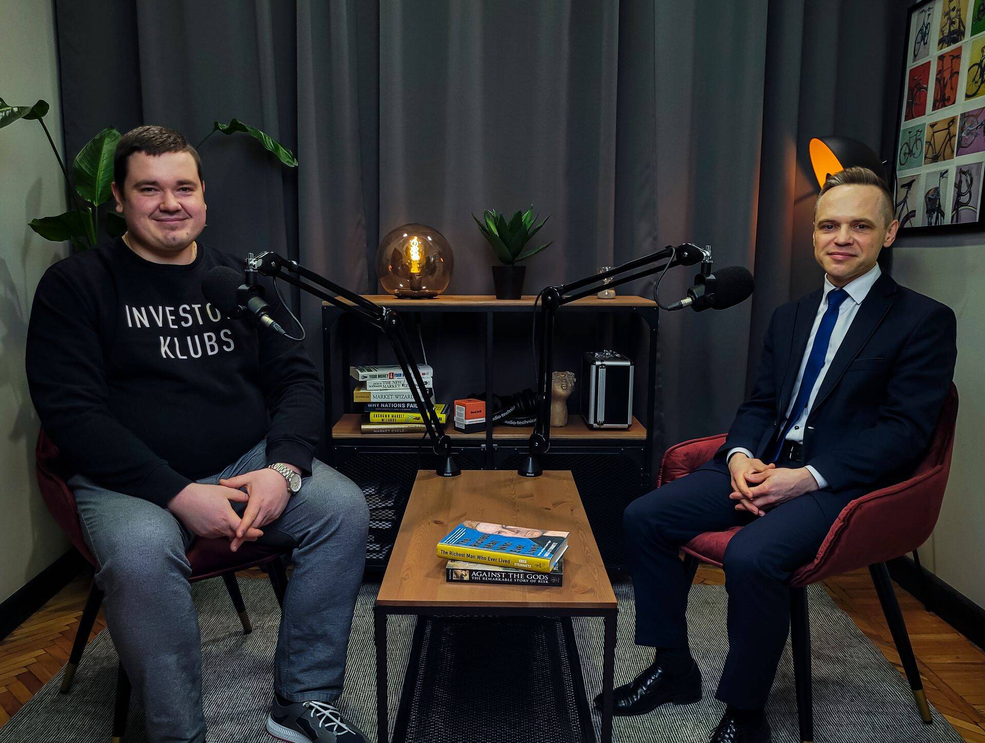 Swedbank finanšu tirgus pārvades investīciju jomas vadītājs Oļegs Jemeļjanovs un Kaspars Peisenieks