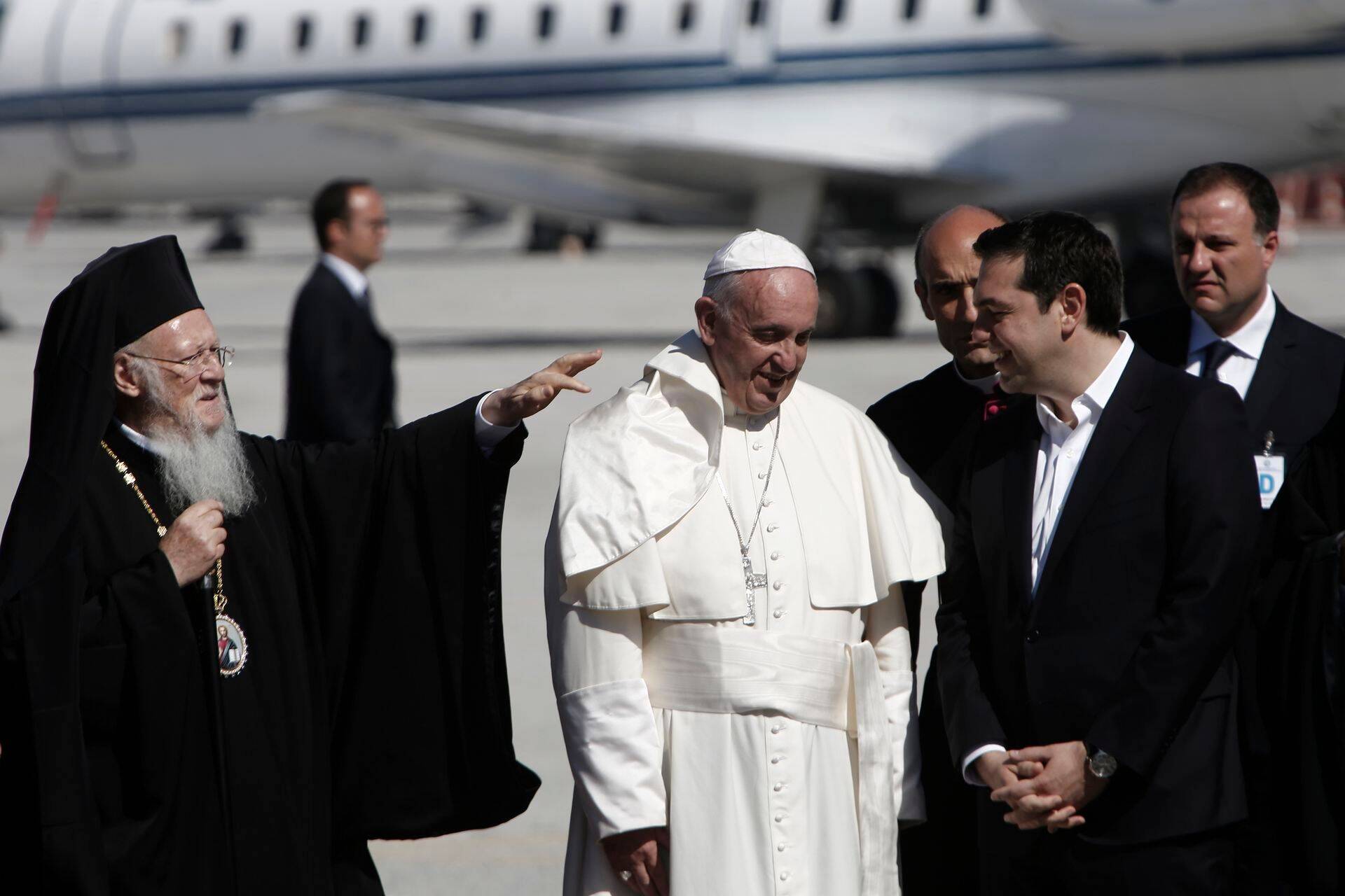 Konstantinoopoli patriarh Bartolomeos, Rooma paavst Franciscus ja Kreeka peaminister Alexis Tsipras täna paavsti saabudes Lesbose saarele.