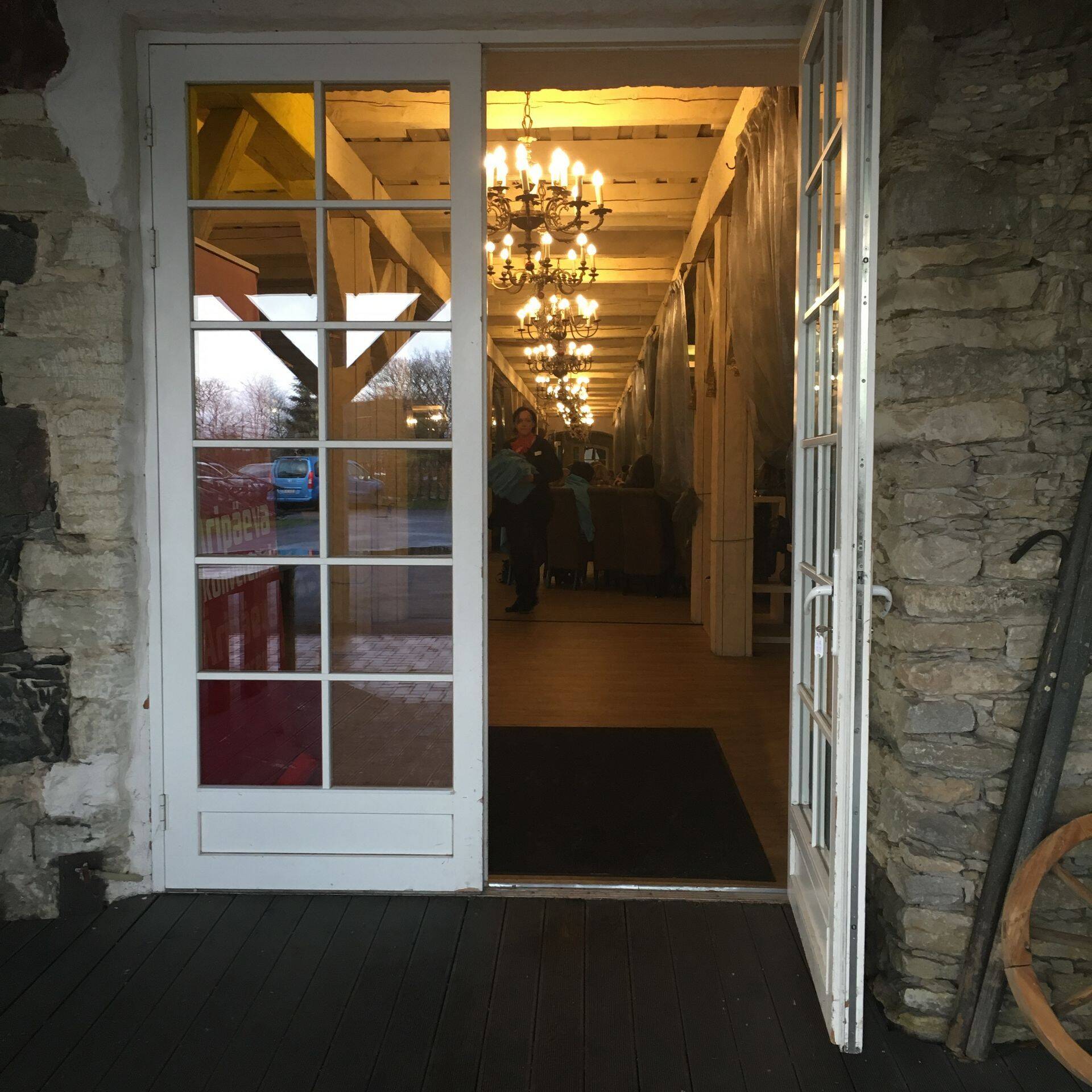 Laitse Graniitvilla täitub tasapisi esinejate ja kuulajatega, õhus on tunda müstikat.