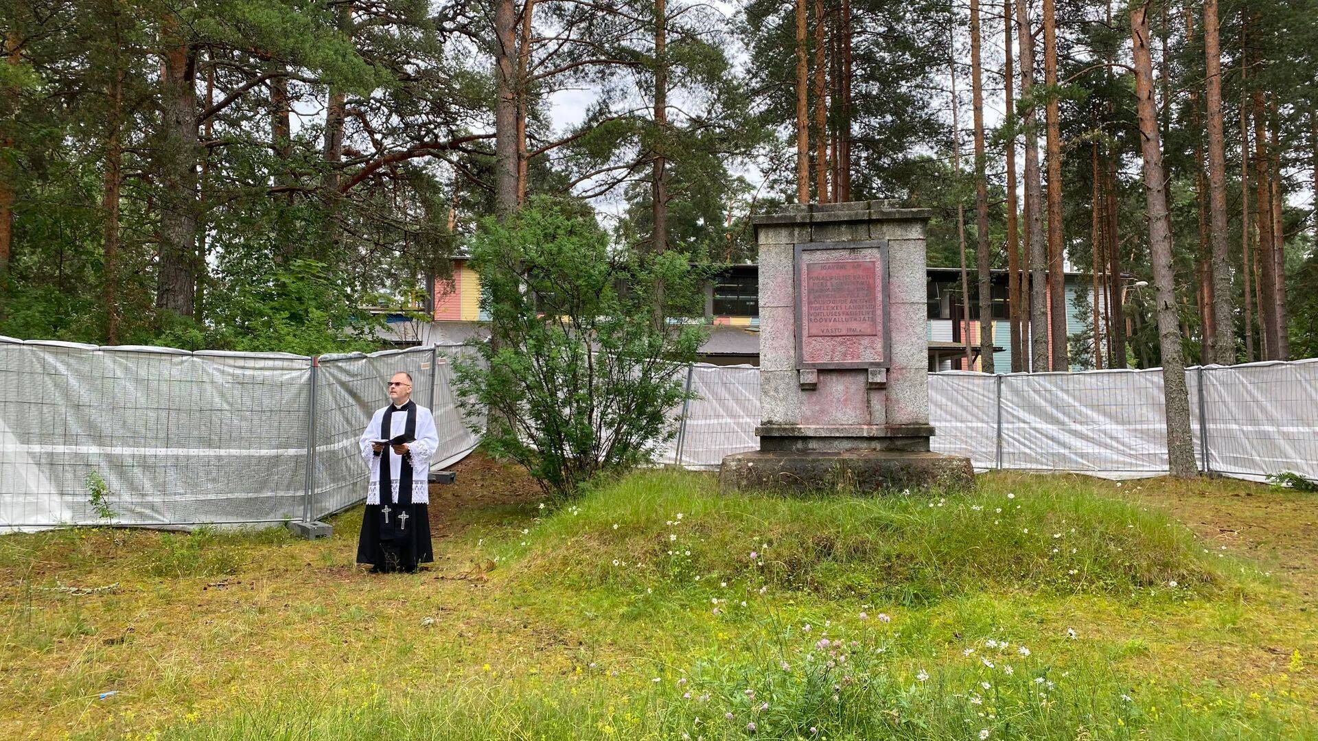 Haljala koguduse õpetaja Urmas Karileet luges enne monumendi eemaldamist ja ühishaua avamist lahkunutele palve.