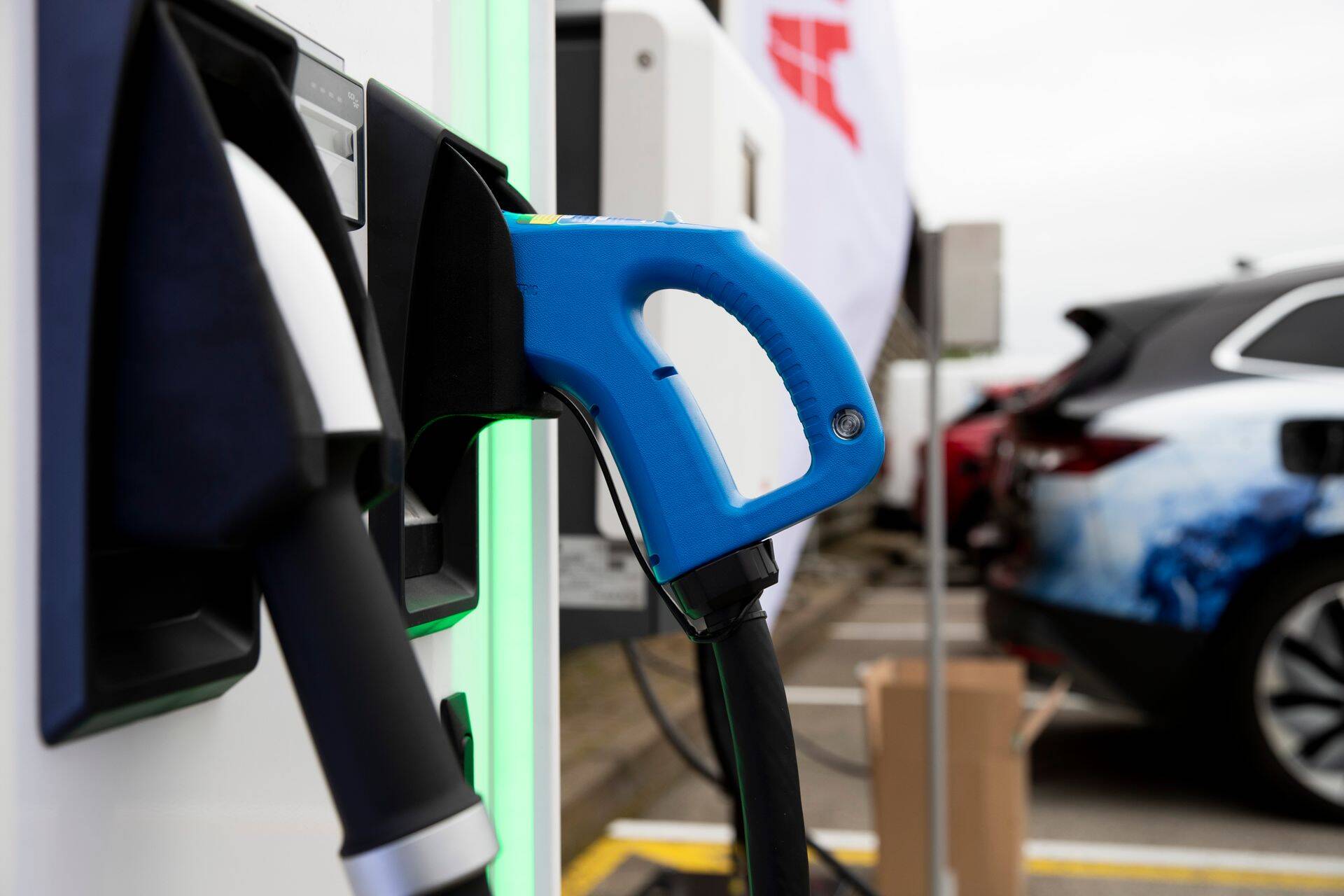 Цены на электромобили становятся все выше, однако эксперты отмечают, что ездить на электромобиле по-прежнему дешевле, чем на автомобиле с двигателем внутреннего сгорания.