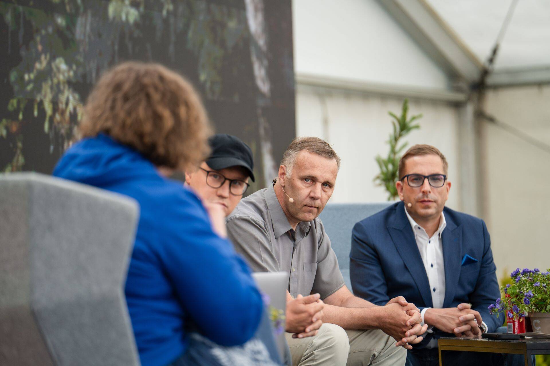 Swedbanki investeeringute strateeg Tarmo Tanilas (keskel) panustaks täna suures osas kinnisvarasektorile.